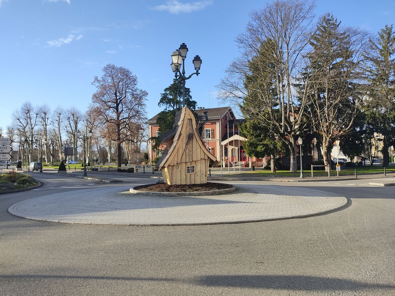 Kreisel mit Haus in Frankreich