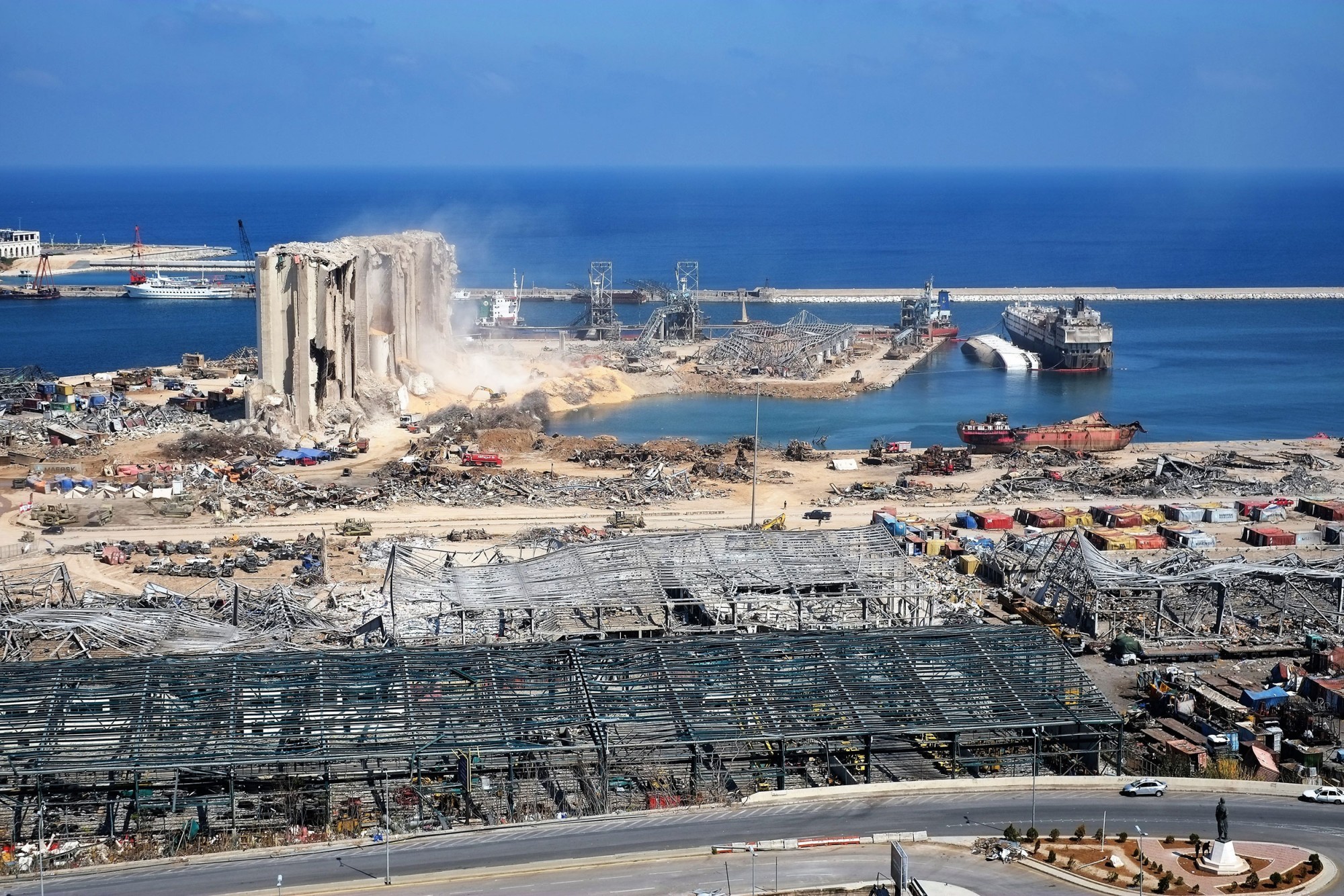 Ruinen der Getreidesilos im Hafen von Beirut