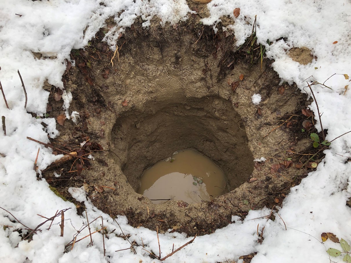 Illegales Loch bei Grabhügel auf Jolimont