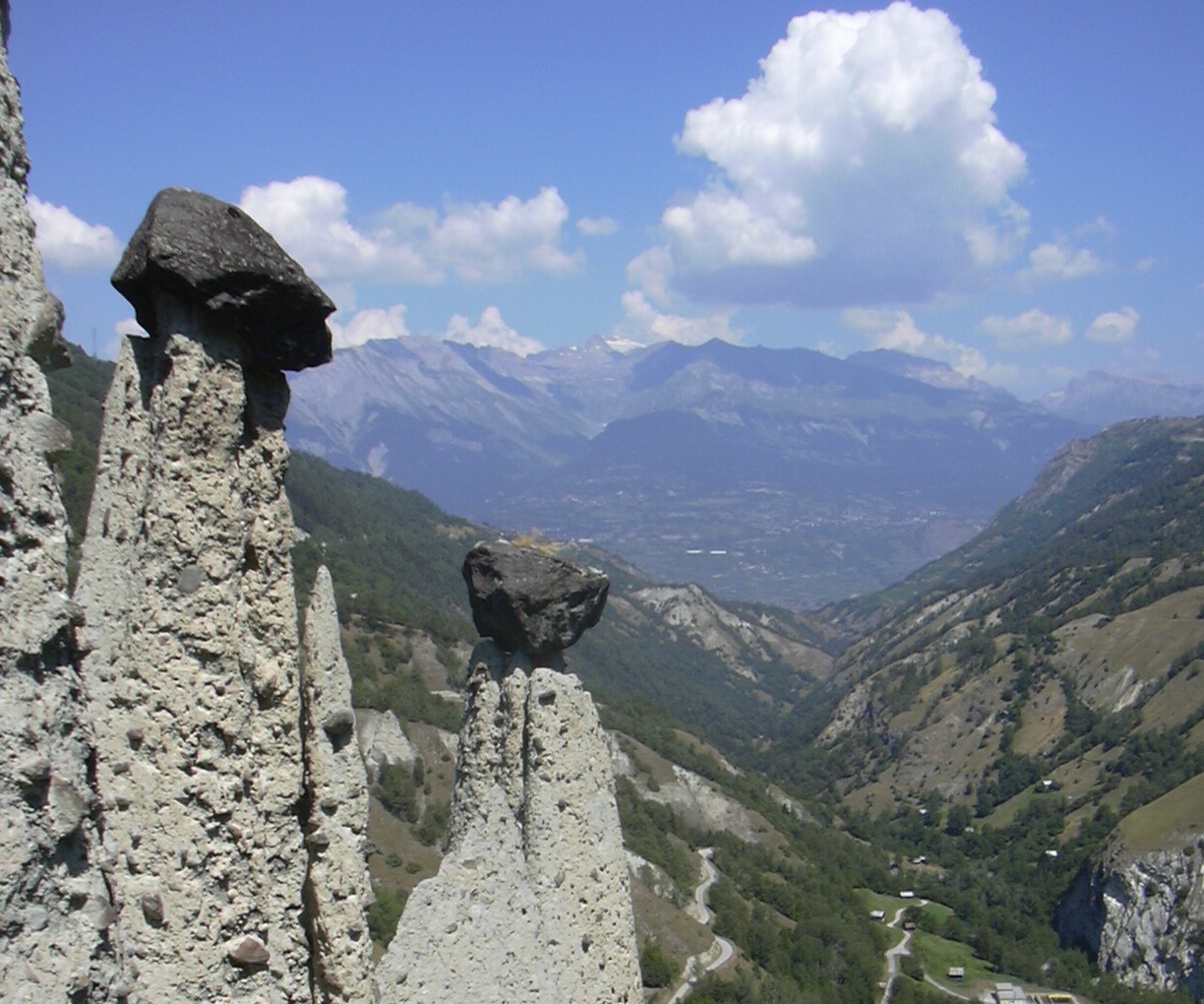 Schwarze Decksteine auf Erdpyramiden von Euseigne im Wallis