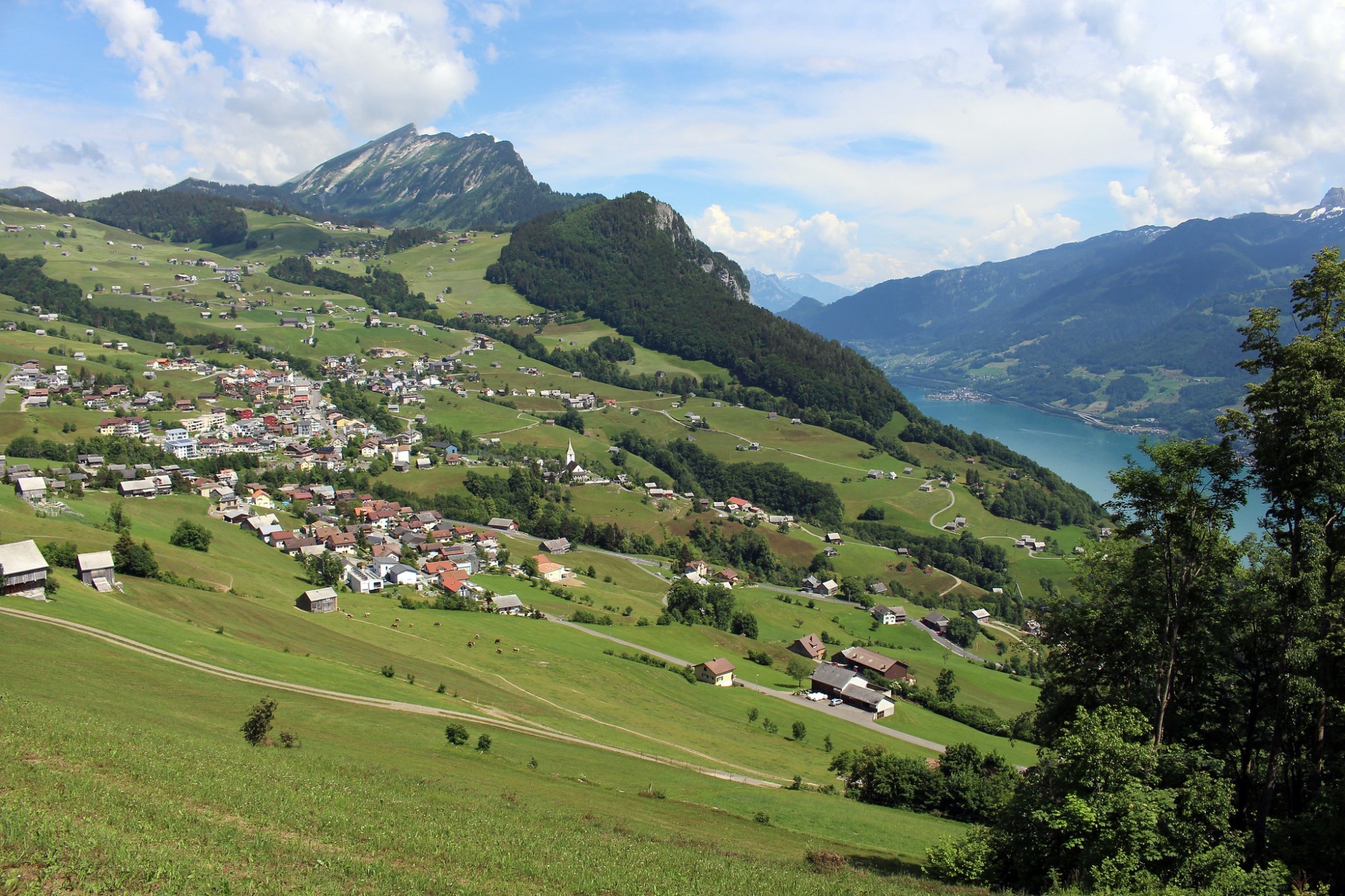 Blick auf Amden im Kanton St. Gallen oberhalb des Walensees