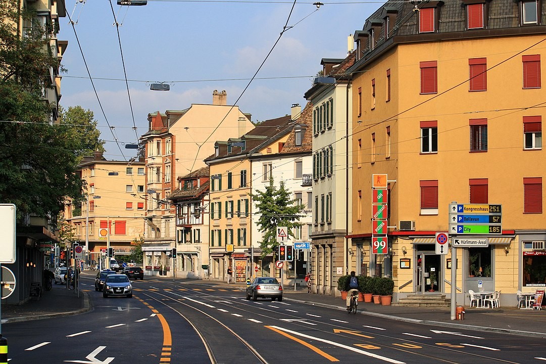 Autoverkehr Bederstrasse in Stadt Zürich