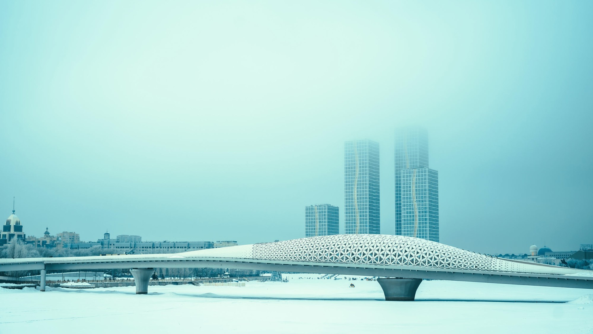 Atyrau Brücke in Astana im Winter