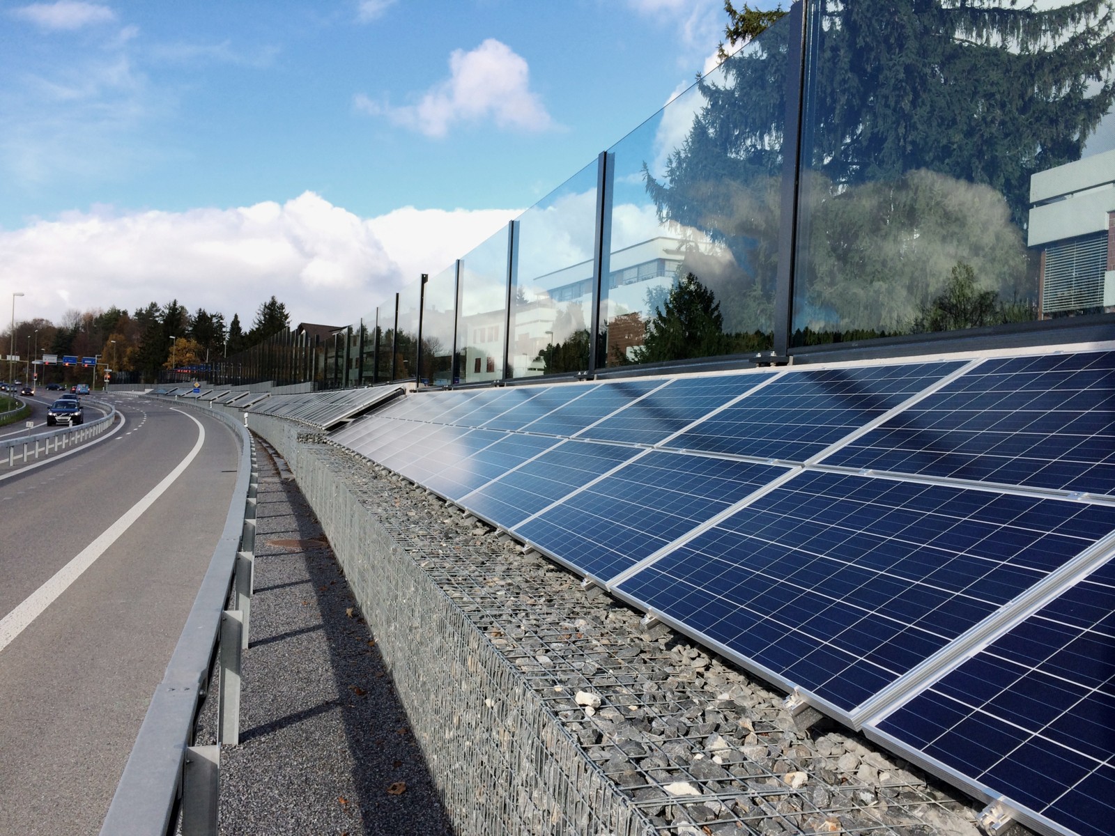 Solarpanels an Forchautostrasse in Zumikon