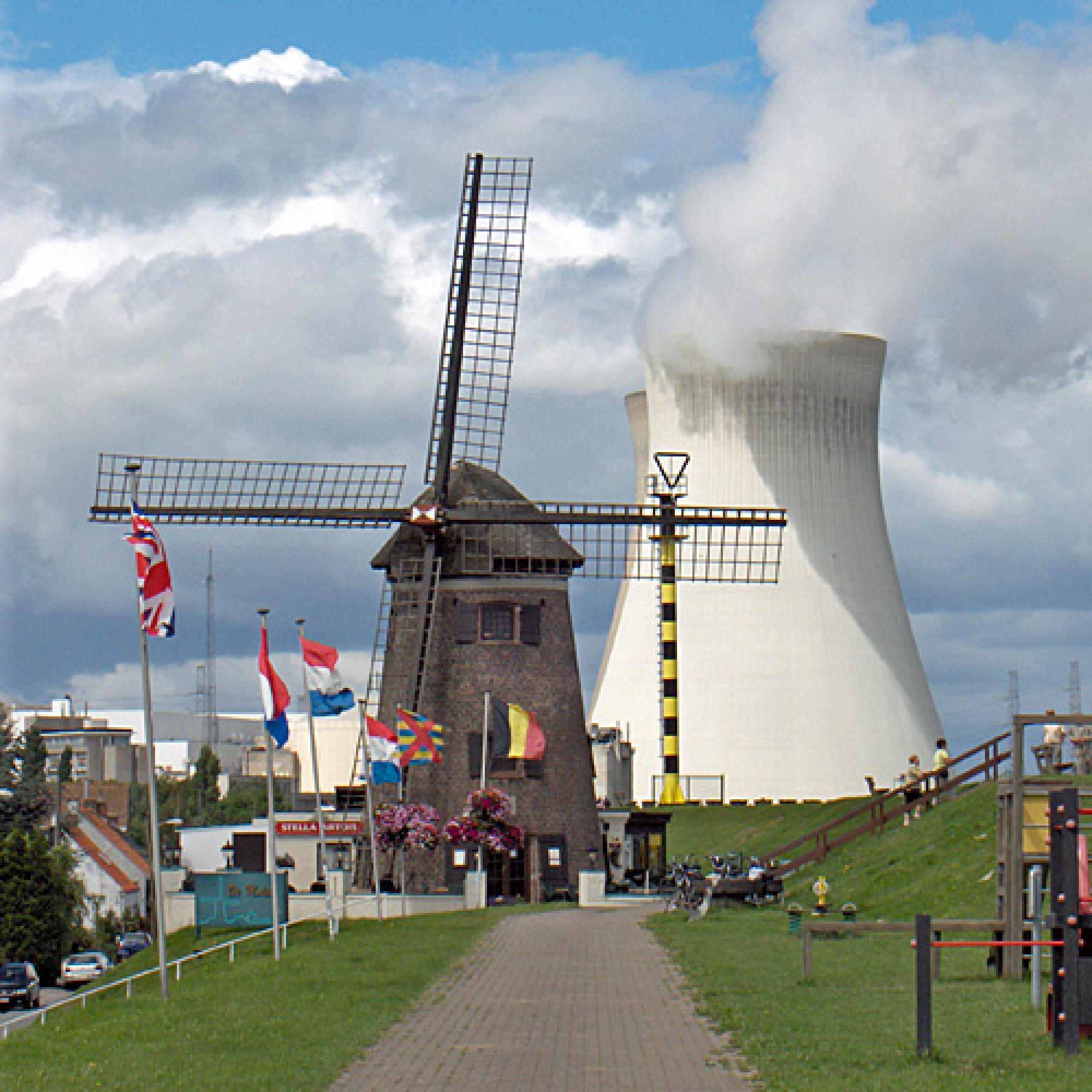 Die Idylle in Doel trügt: Behördliche Prüfer hatten im Jahr 2012 mittels Ultraschallmessungen einige Tausend Haarrisse am Reaktorbehälter 3 entdeckt. (Bild: zvg)