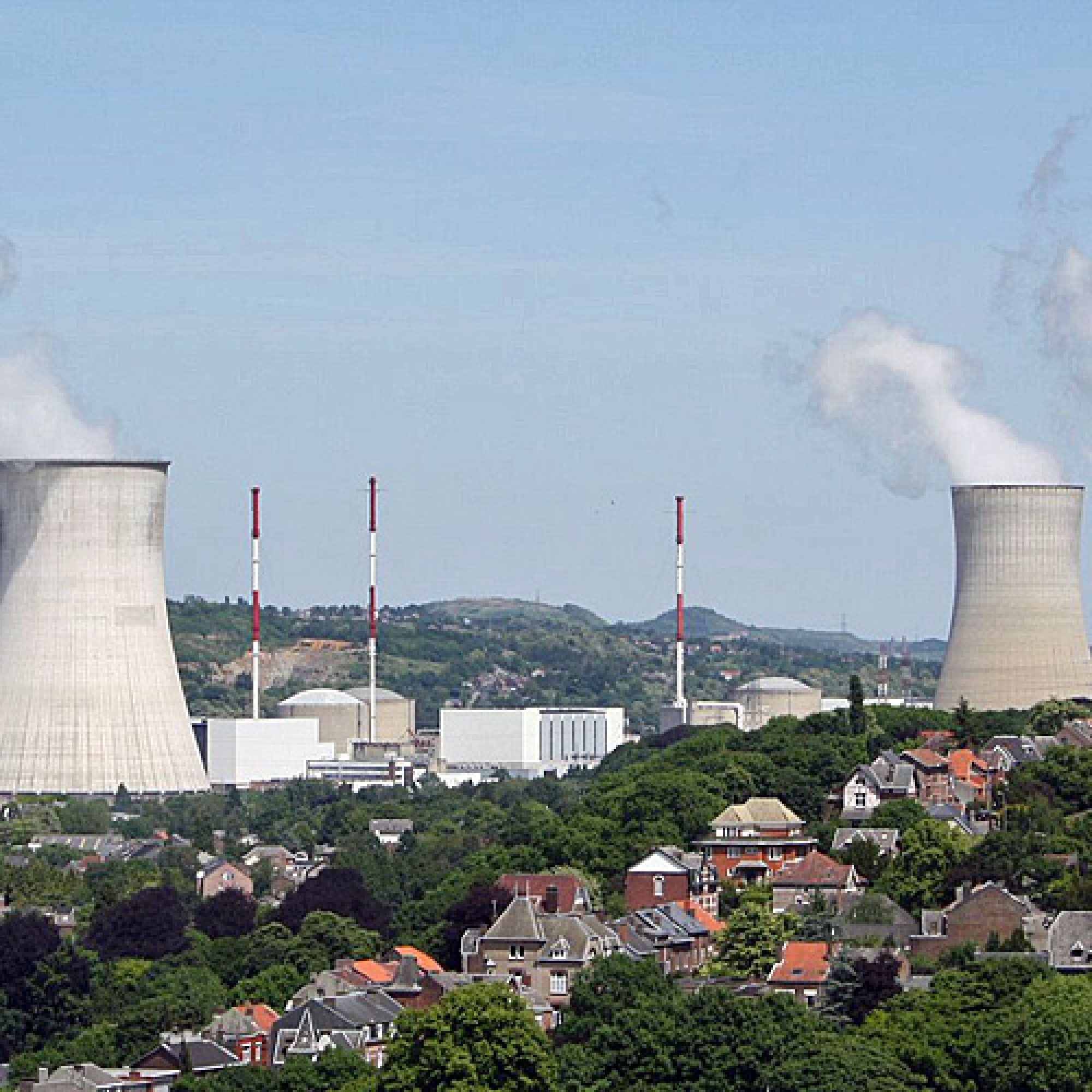 Die Idylle in Tihange trügt: Behördliche Prüfer hatten im Jahr 2012 mittels Ultraschallmessungen einige Tausend Haarrisse am Reaktorbehälter 2 entdeckt. (Bild: zvg)