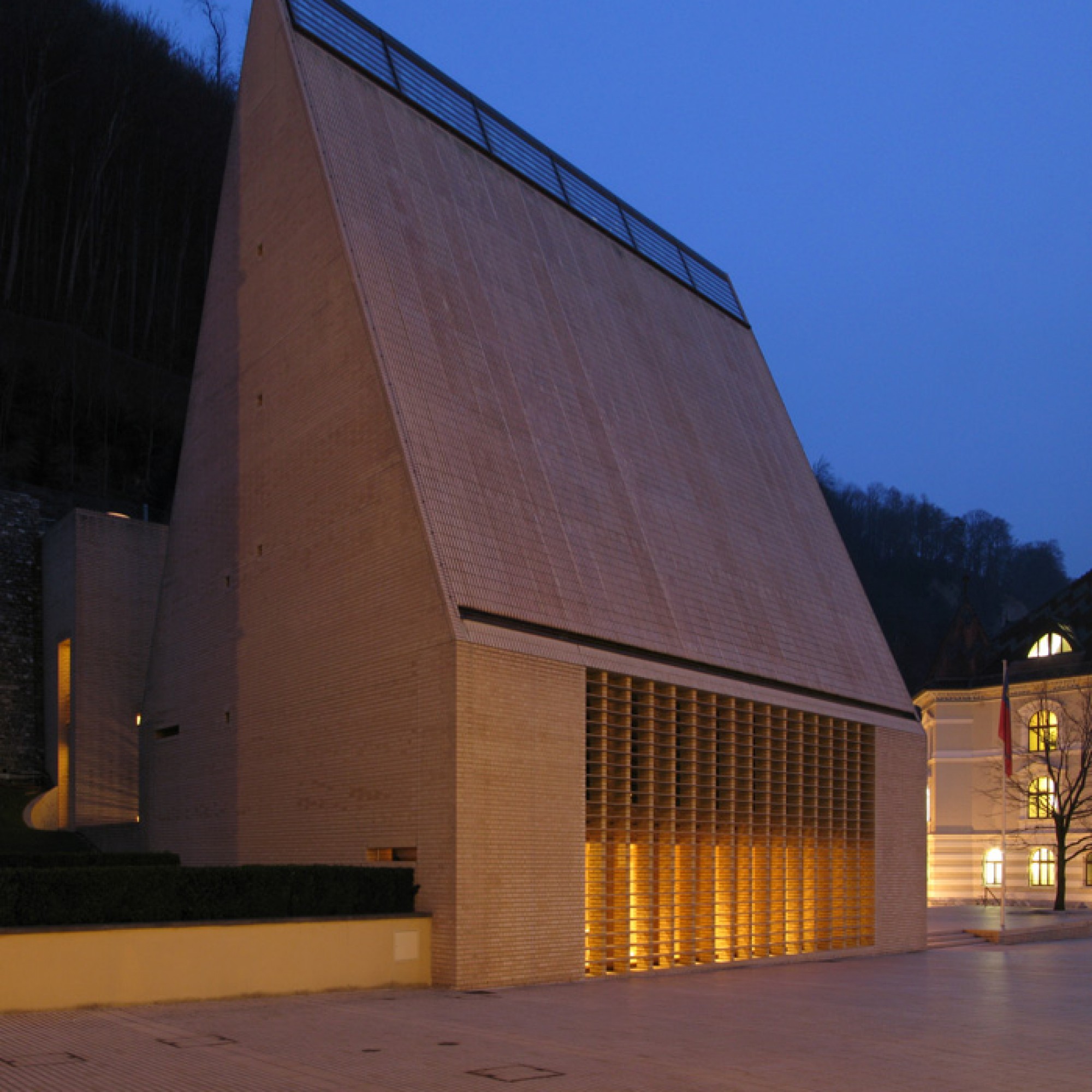 Parlamentsgebäude in Vaduz (Bild: Till Wöhler)