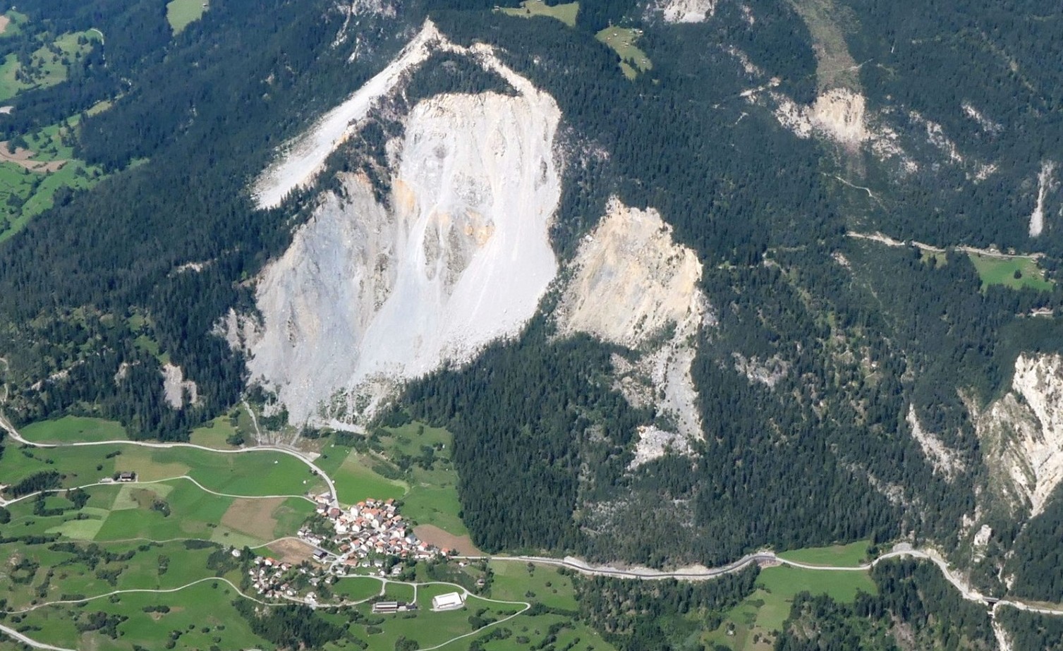 Luftbild des Dorfs Brienz/Brinzauls