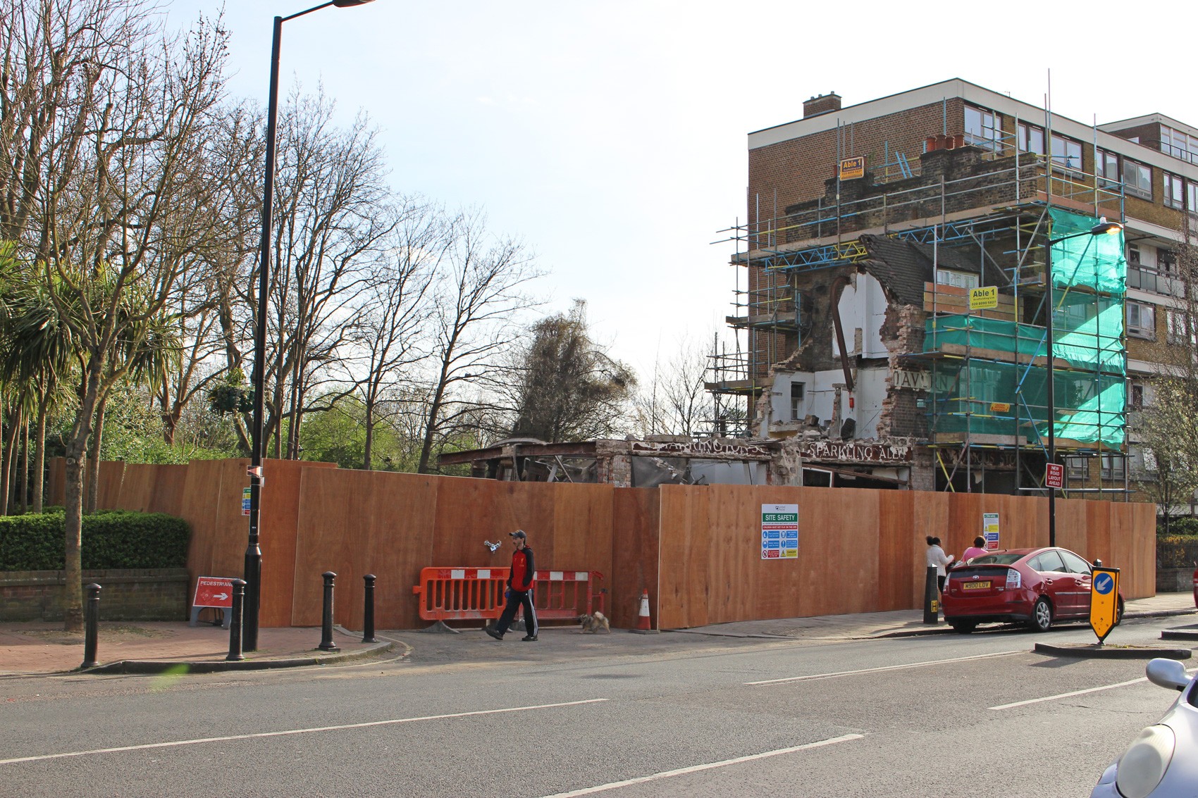 Abbruch Pub Carlton Tavern in Kilburn London