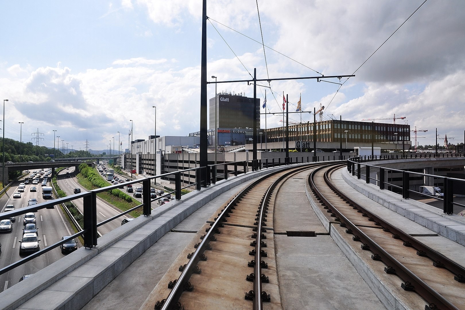 Glattalbahn-Gleise der Linie S12 beim Glattzentrum