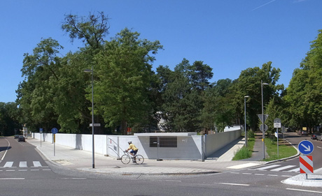 Hinter dieser rekonstruierten Gartenmauer mit integrierter Trinkhalle von Mies van der Rohe, in wieder errichteten Meisterhäusern, soll von Mai bis Juli der IKEA-Bauhaus "Summer of Love" stattfinden.