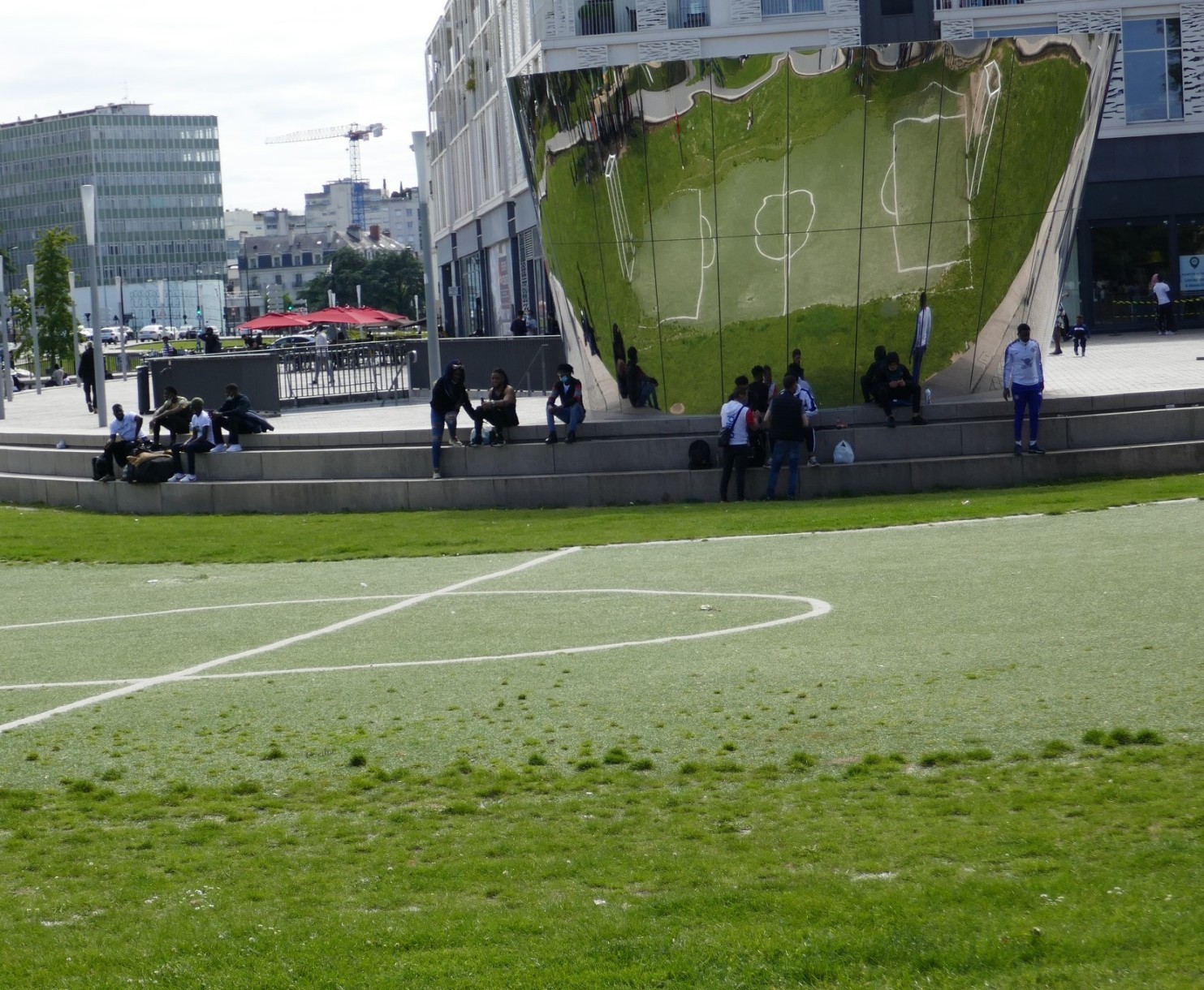 Nantes: Kunstprojekt und Fussballplatz in einem