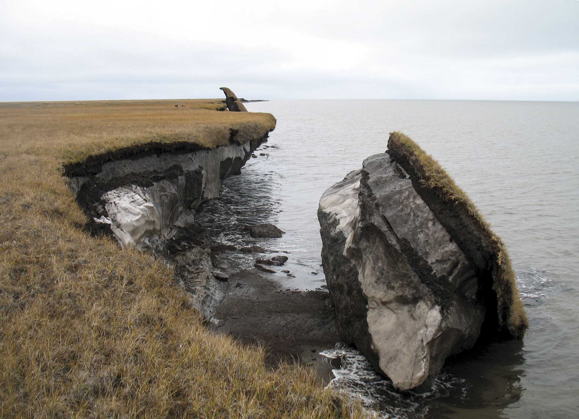 Auftauender Permafrost an Küstenklippe am Drew Point in Alaska