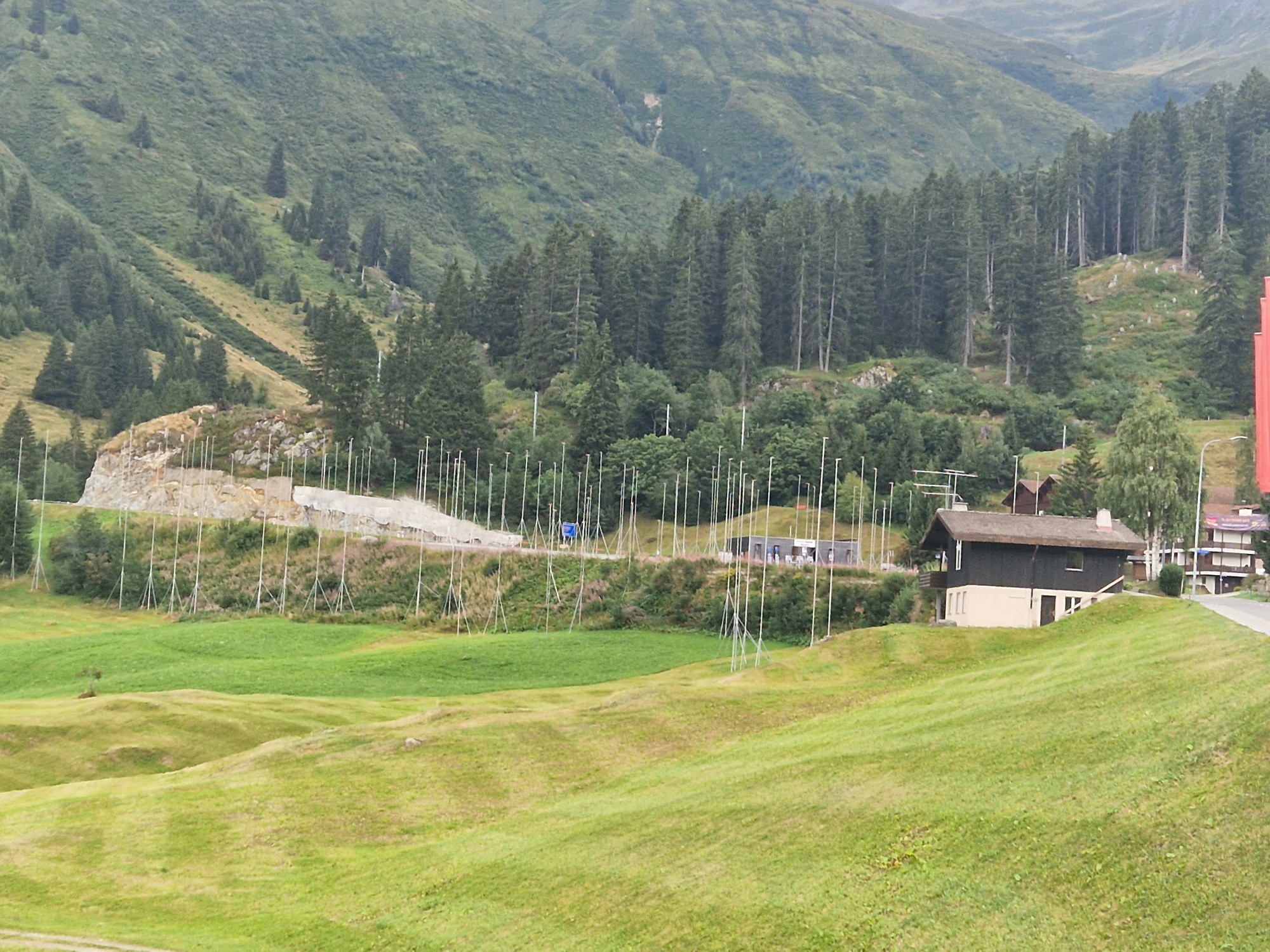 Bauprofile für geplantes Resort Dieni Sedrun