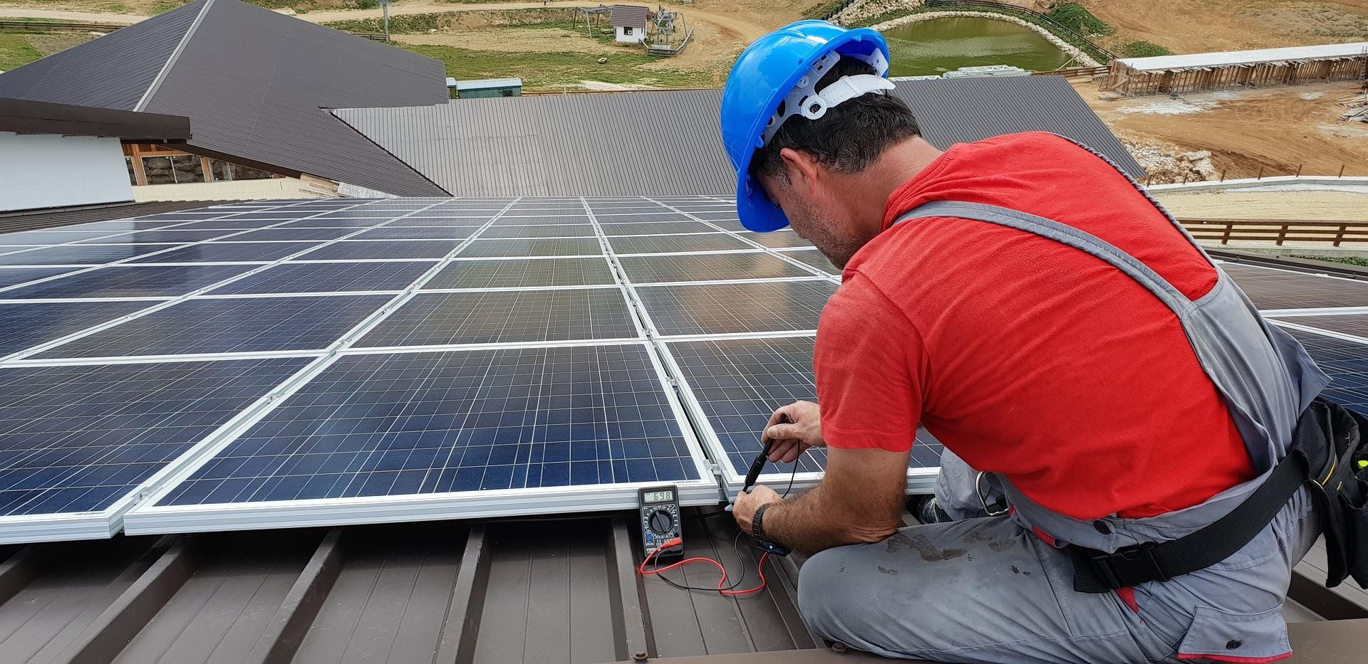Arbeiter montiert Solarpanels