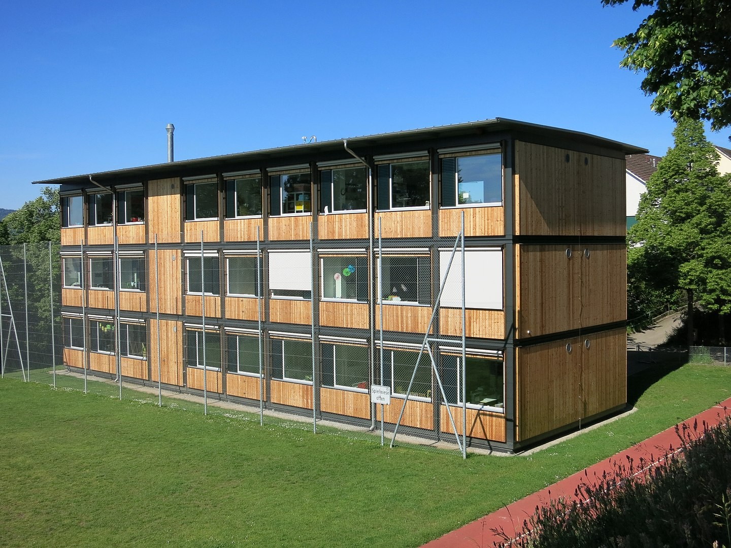 Züri Modular Pavillon bei Kindergarten Waidhalde in Zürich