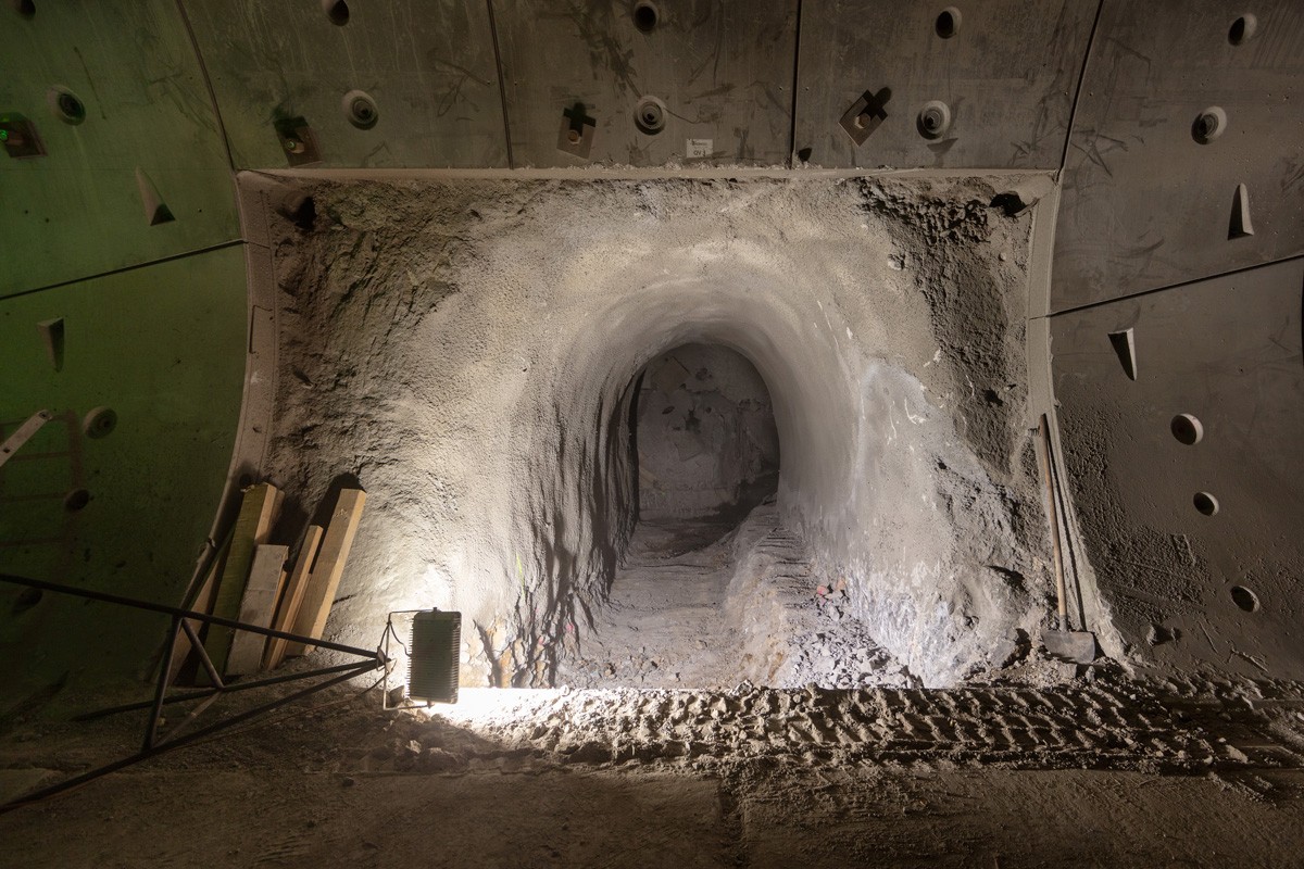 Ausbruch einer Querverbindung bis zur Tunnelwand