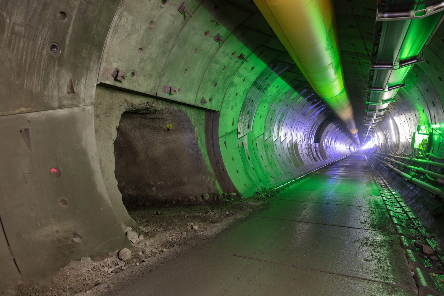 Ausbruch für Querverbindung von Sicherheitstollen bis Strassentunnel