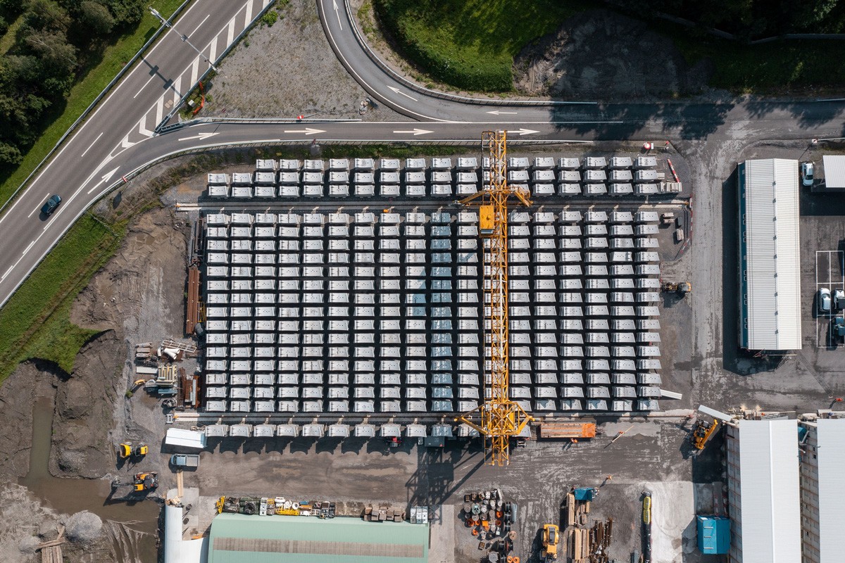 Volles Tübbinglager auf der Baustelle im Gäsi von oben