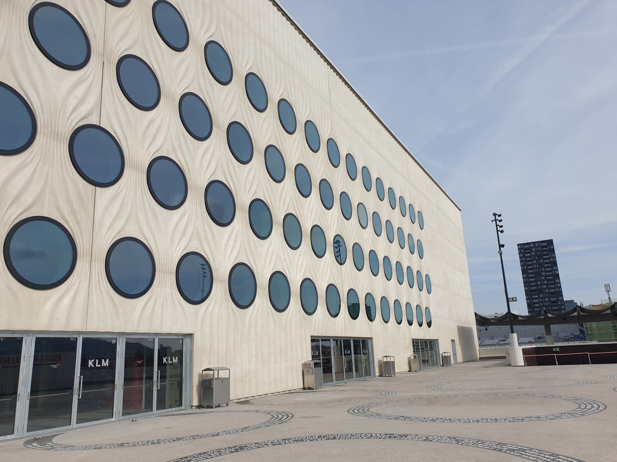 Fassade Swiss Life Arena mit Bullaugen Fenstern