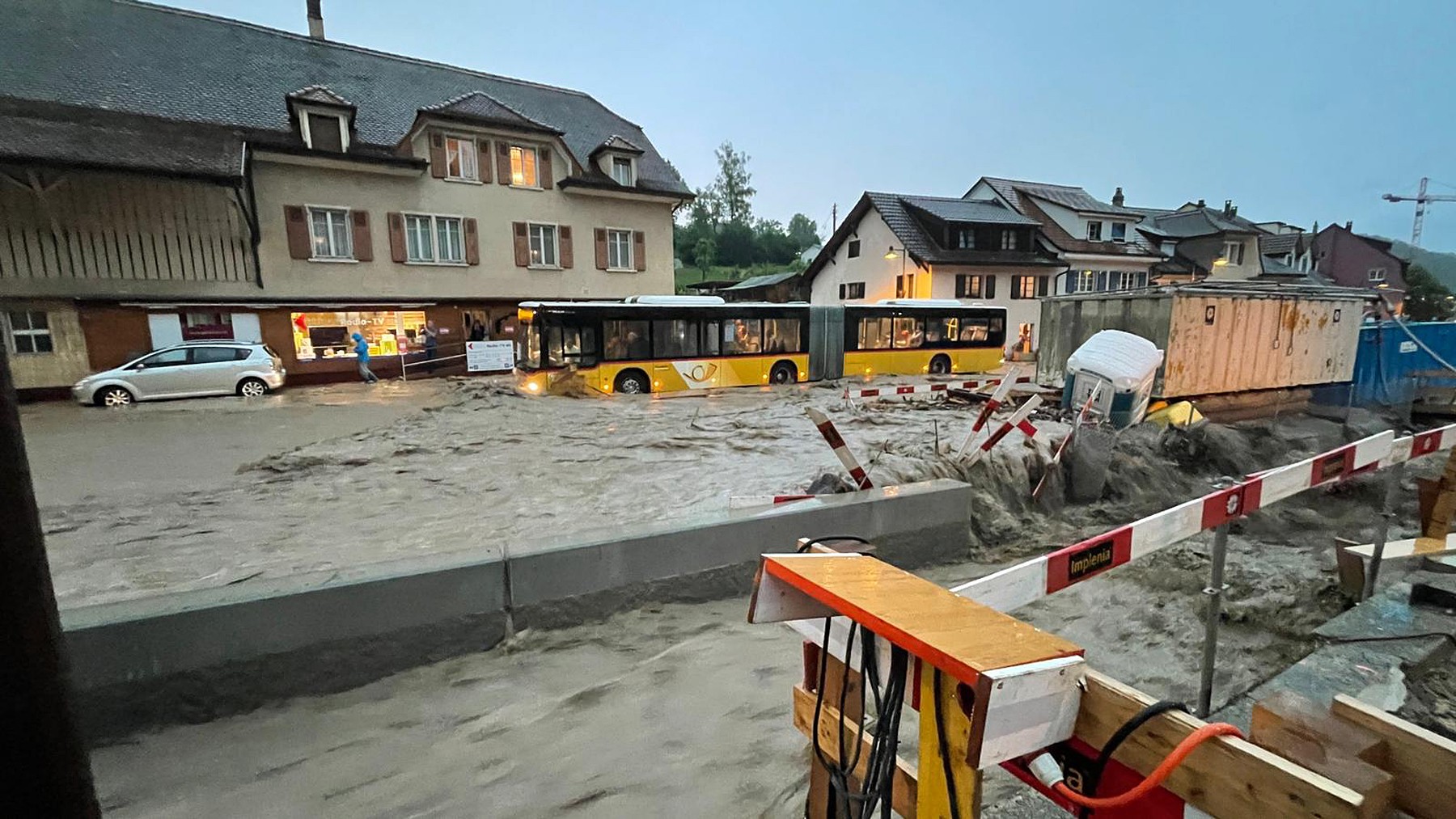 Hochwasser in Niederdorf im Sommer 2021 mit Überflutung der Baustelle