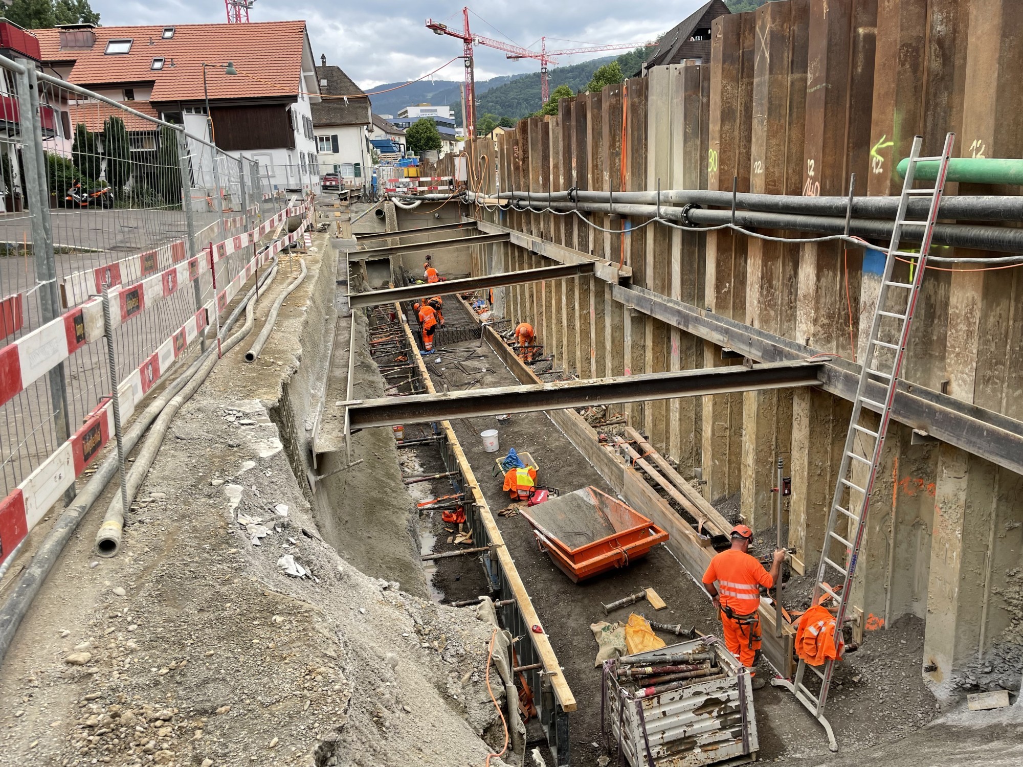 Baugrube für neue Bachmauer Hochwasserschutz in Niederdorf