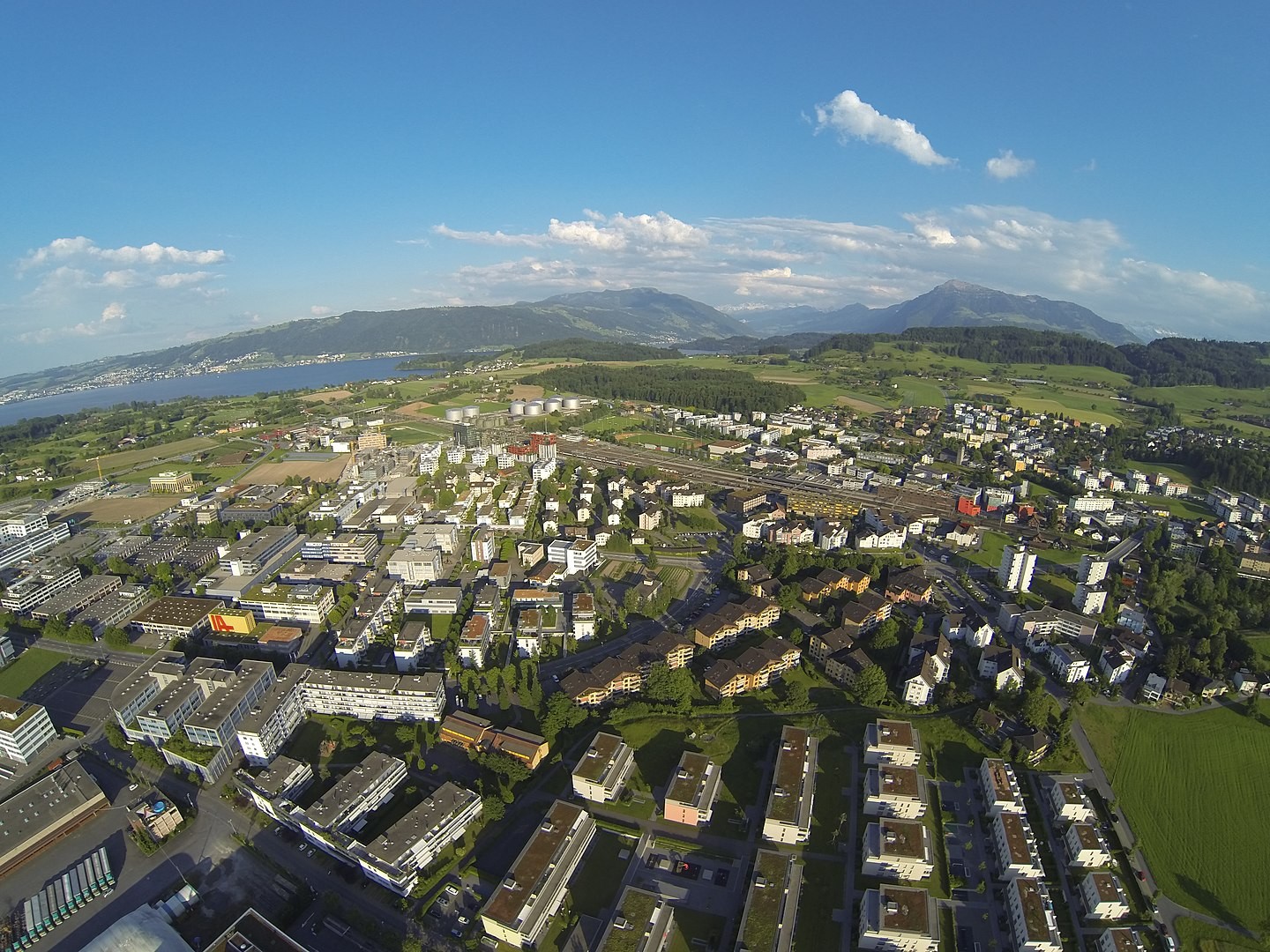 Luftbild der Gemeinde Rotkreuz im Kanton Zug