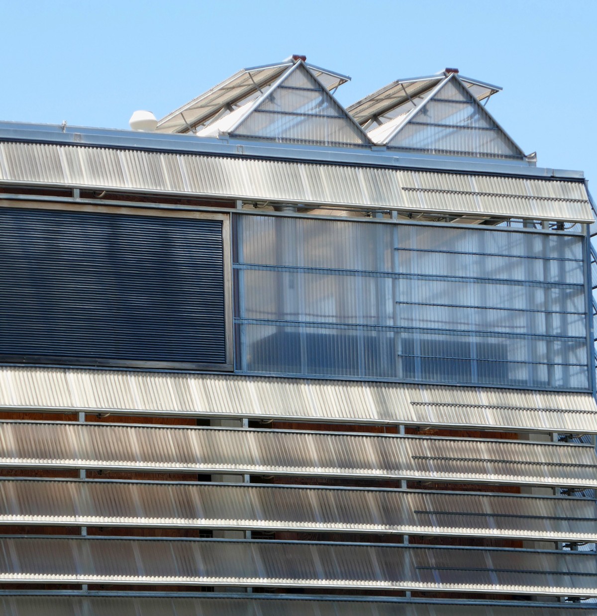 Umweltinstitut in Barcelona: Gebäudetechnik mit integriertem Gewächshaus