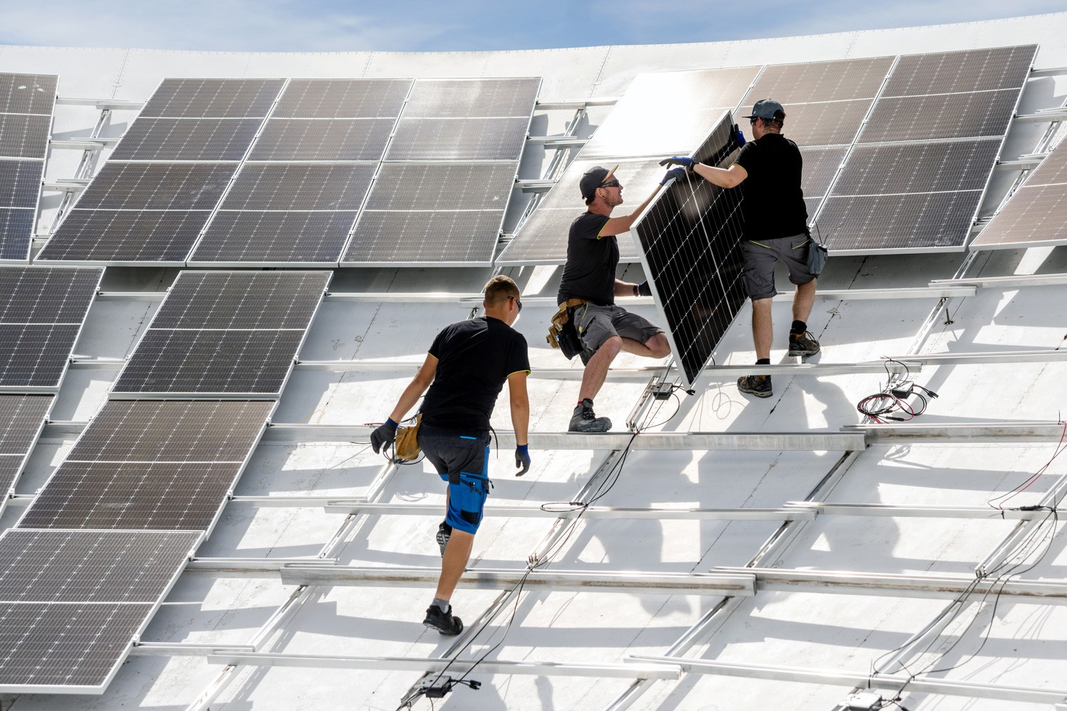 Montage Solarpanels in Satellitenschüssel in Leuk