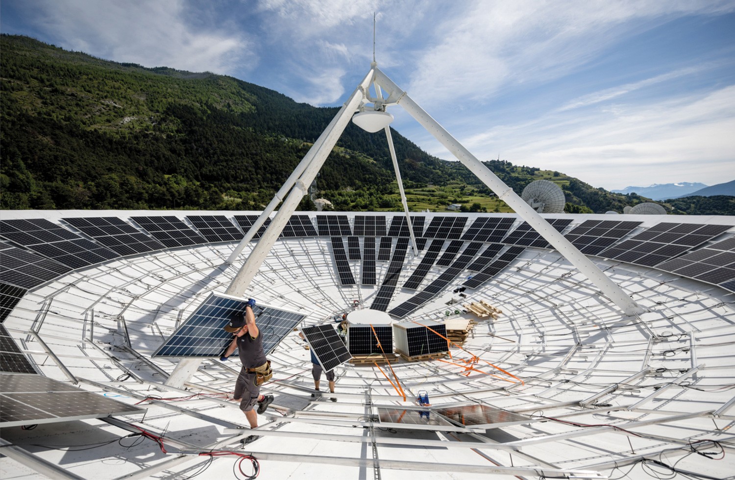 Montage Solarpanels in Satellitenschüssel in Leuk