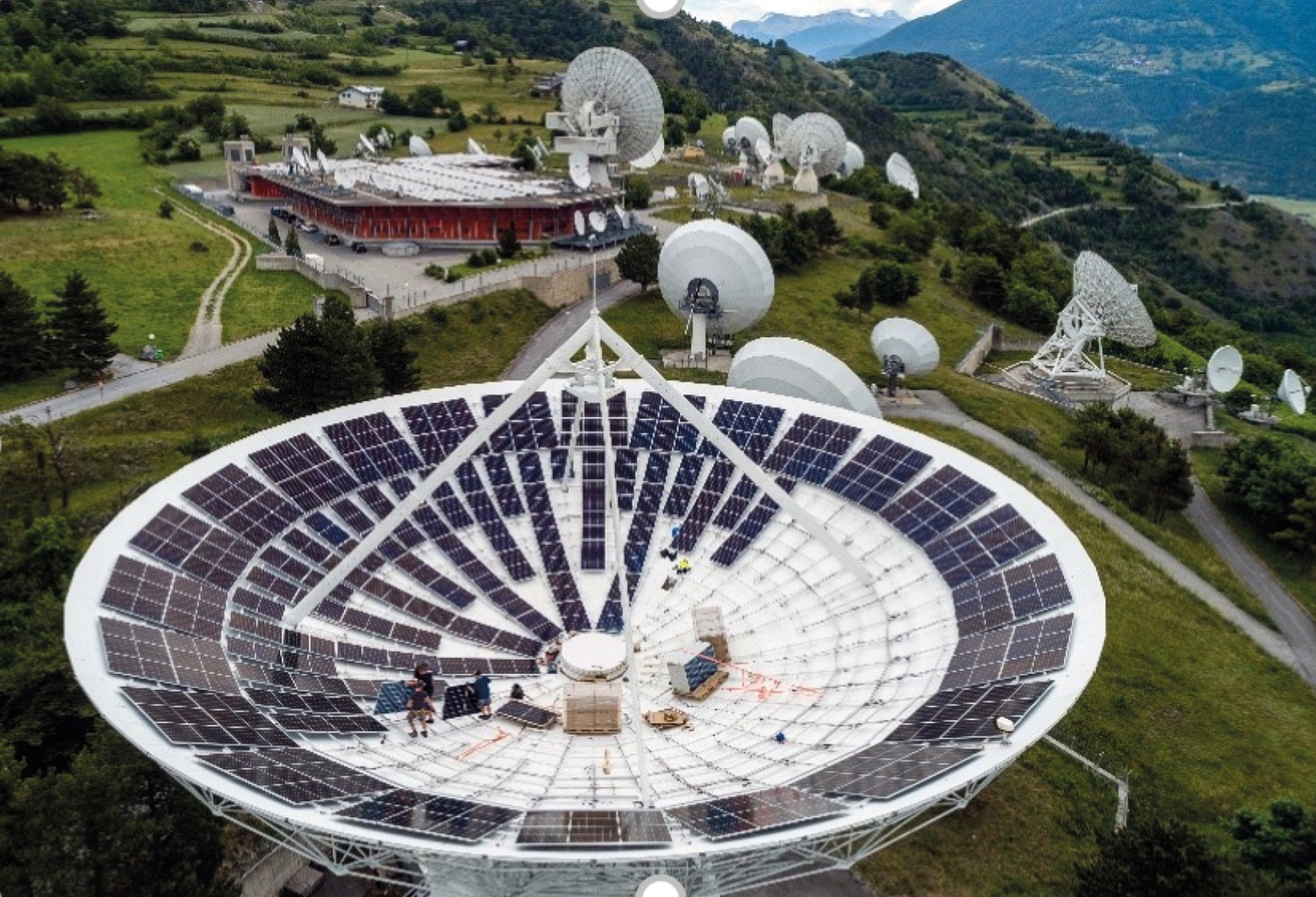 Montage Solarpanels in Satellitenschüssel in Leuk
