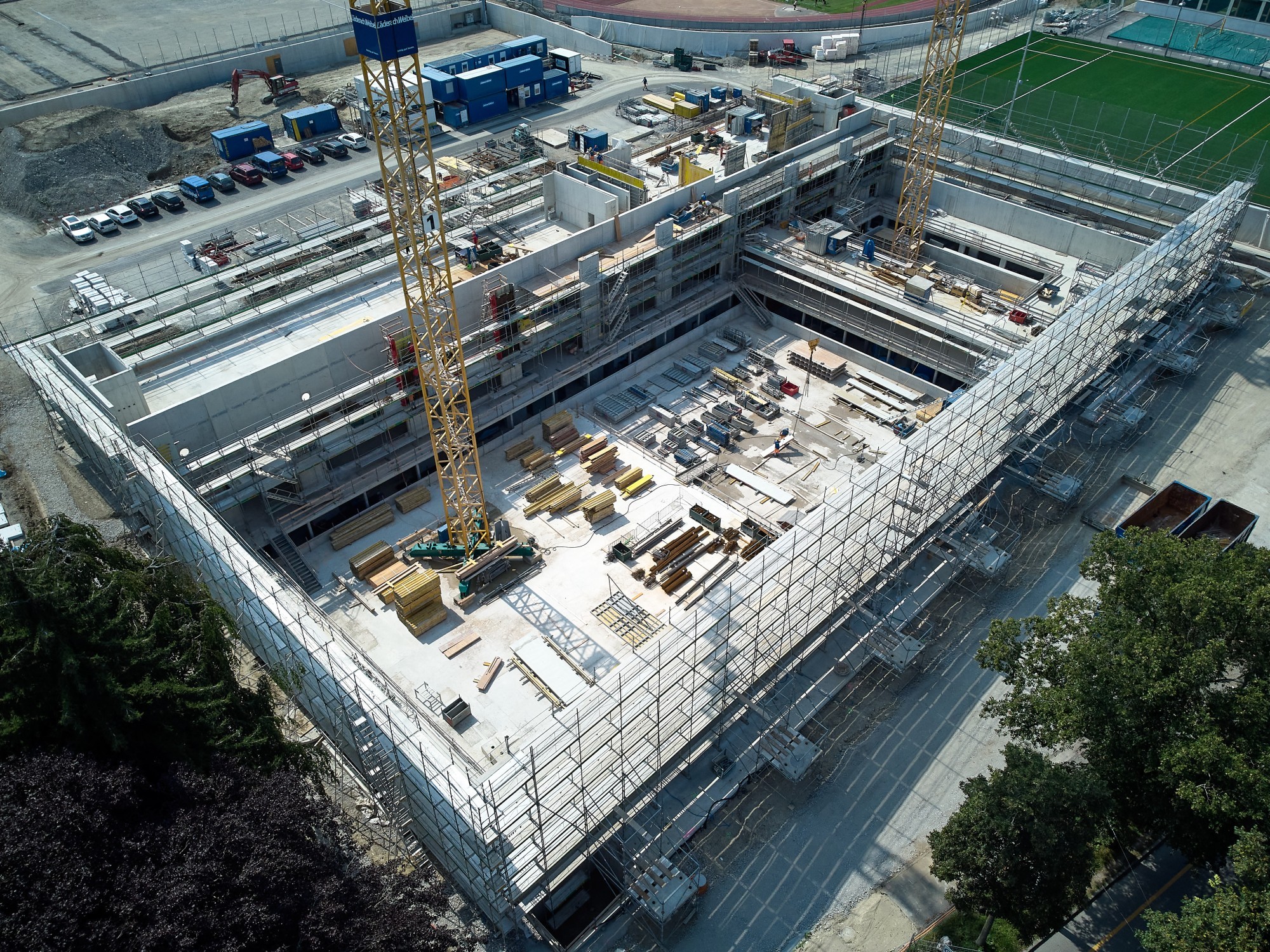 Schwimmhalle Neufeld, Bern, Einbau Gebäudetechnik, Hallenboden fertig