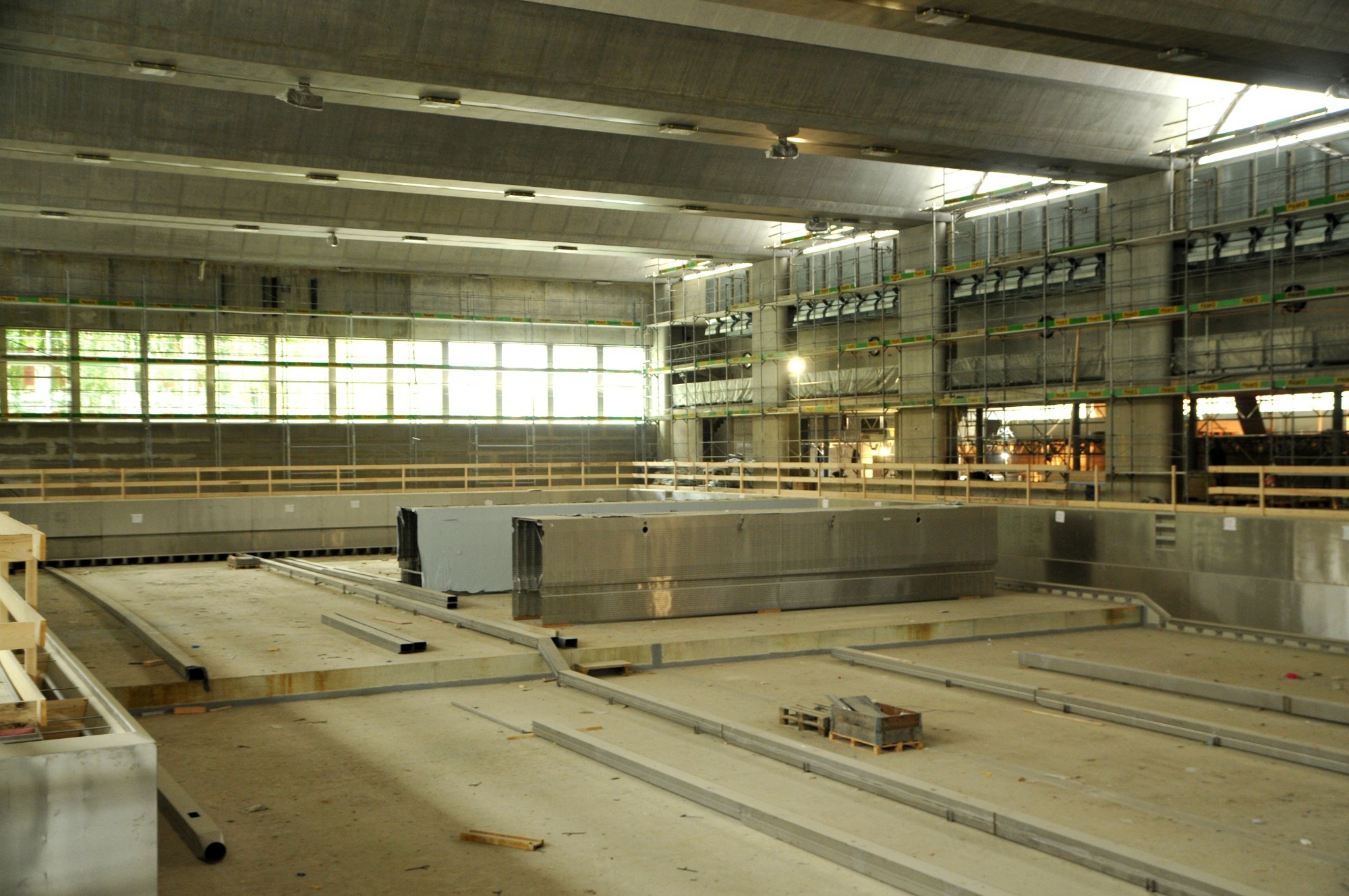 Schwimmhalle Neufeld, Bern, Innensicht mit zweiteiliger Brücke