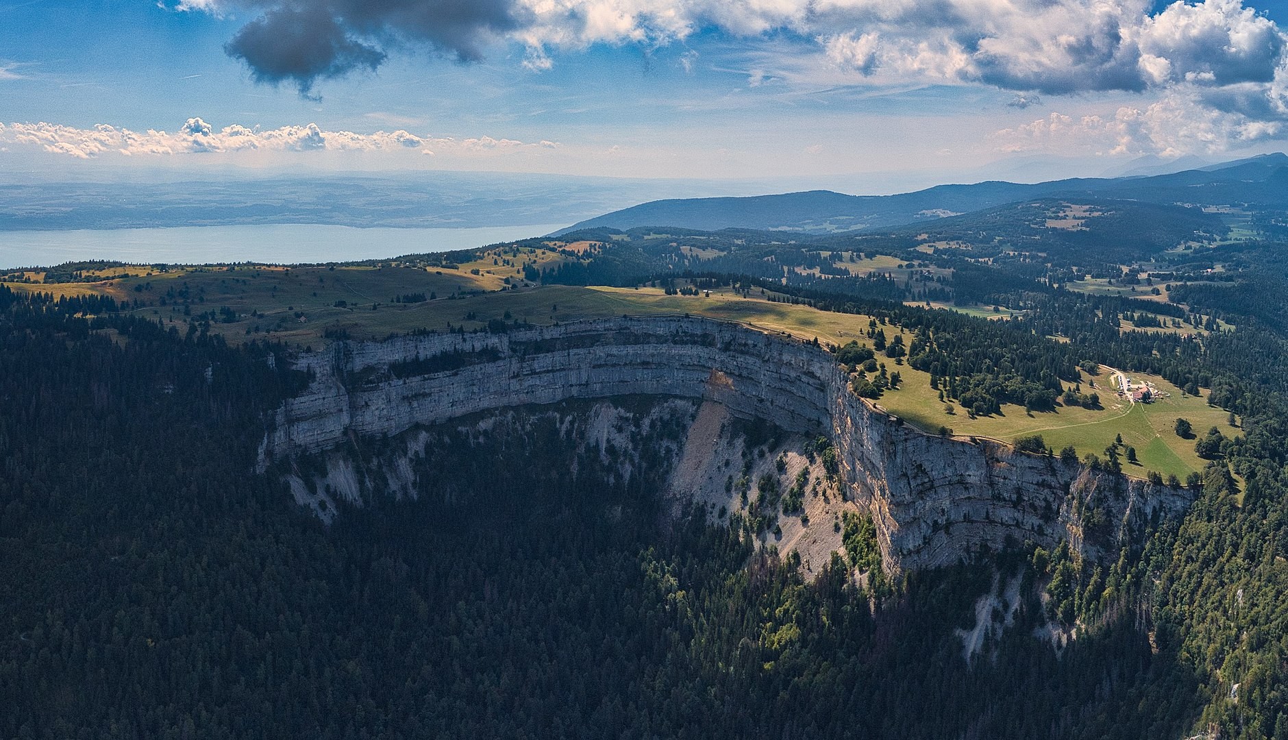 Luftbild Creux du Van im Sommer 2022