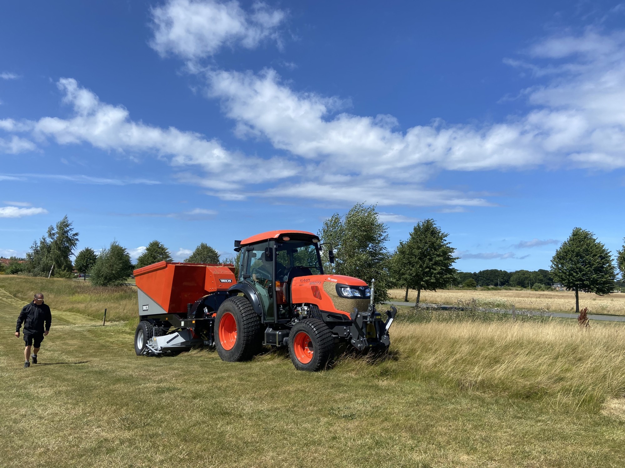 Schlepper mit Frontmähwerk