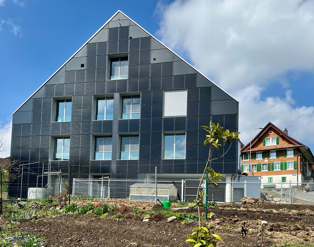 Mehrfamilienhaus im Kanton Aargau mit Solarfassade