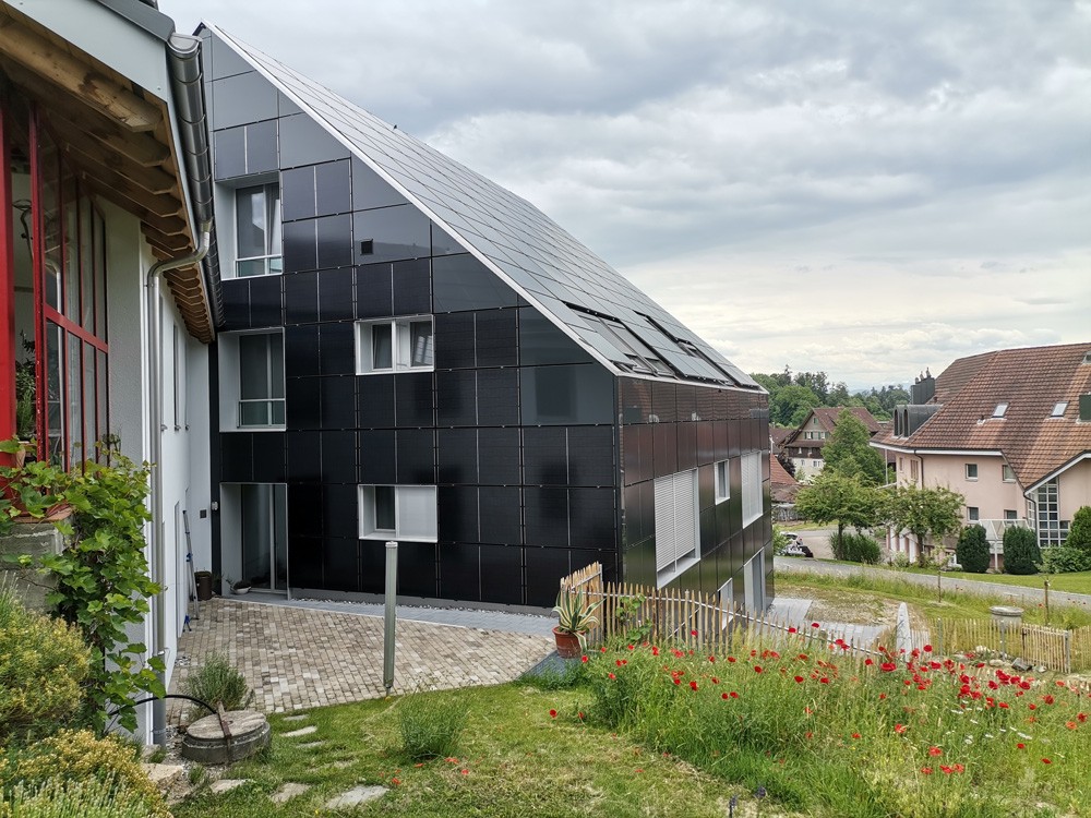 Mehrfamilienhaus im Kanton Aargau mit Solarfassade