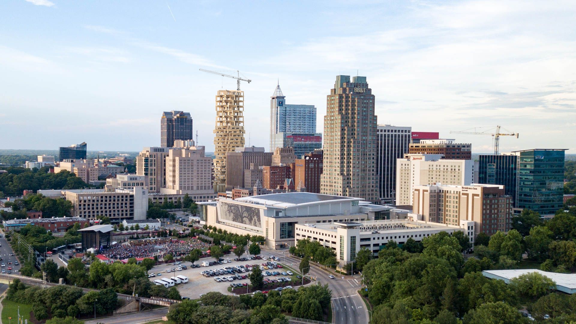 "Tall Pile of CLT", Visualisierung, Skyline mit Wolkenkratzer im Bau