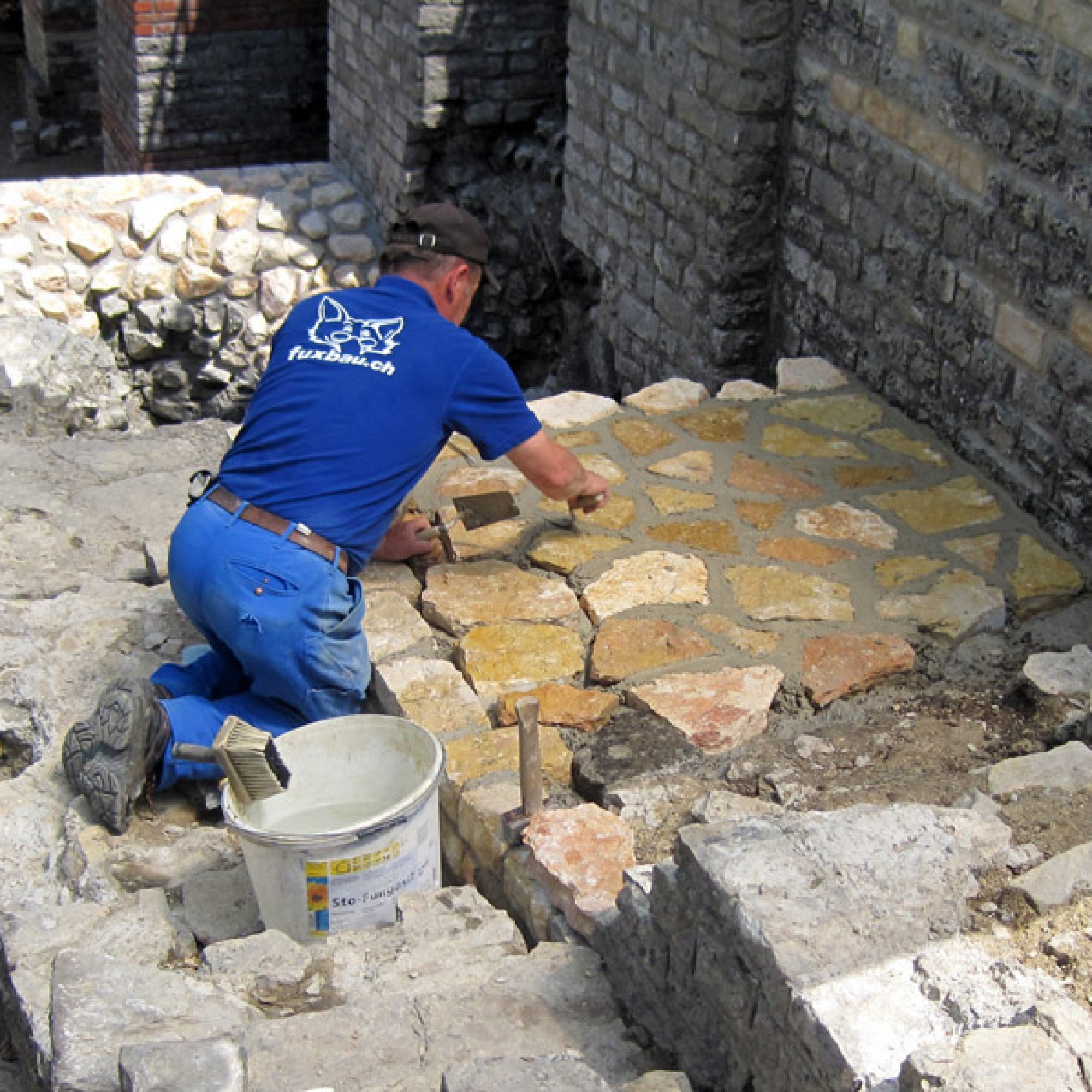 Die Sanierungsarbeiten an der Stützmauer laufen seit vergangenem Jahr. (PD)