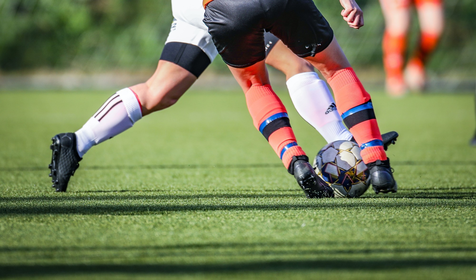 Fussballspieler auf Kunstrasen