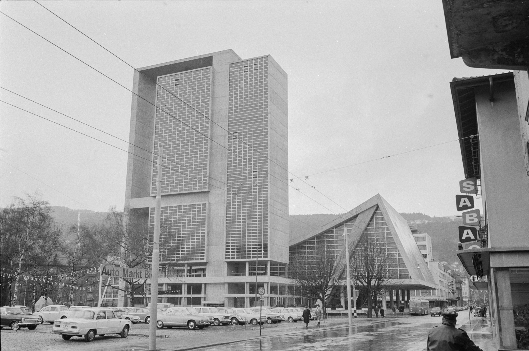 Kongresshaus Biel, von der Strasse her gesehen.