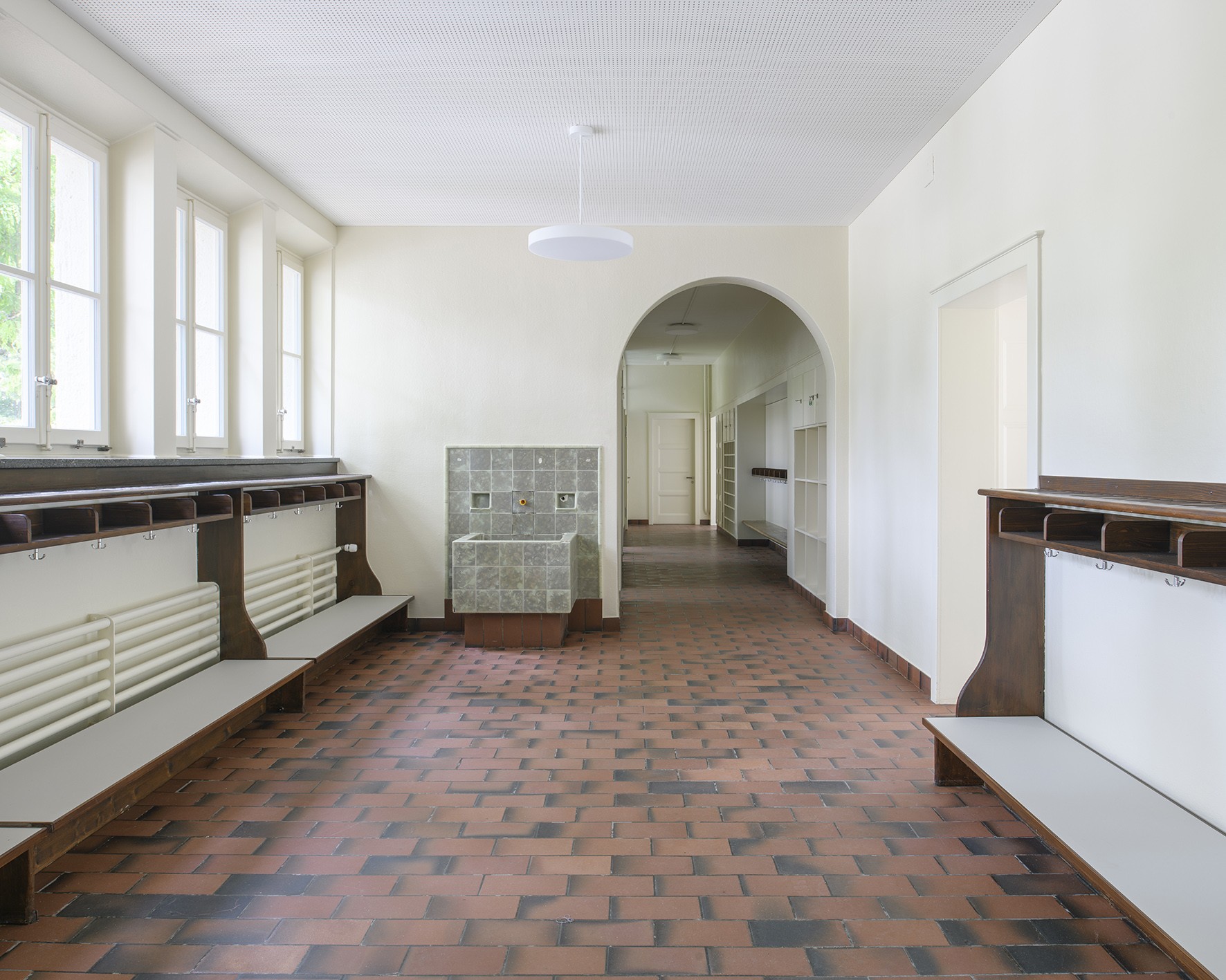 Garderobe im Gang des Kindergartens.