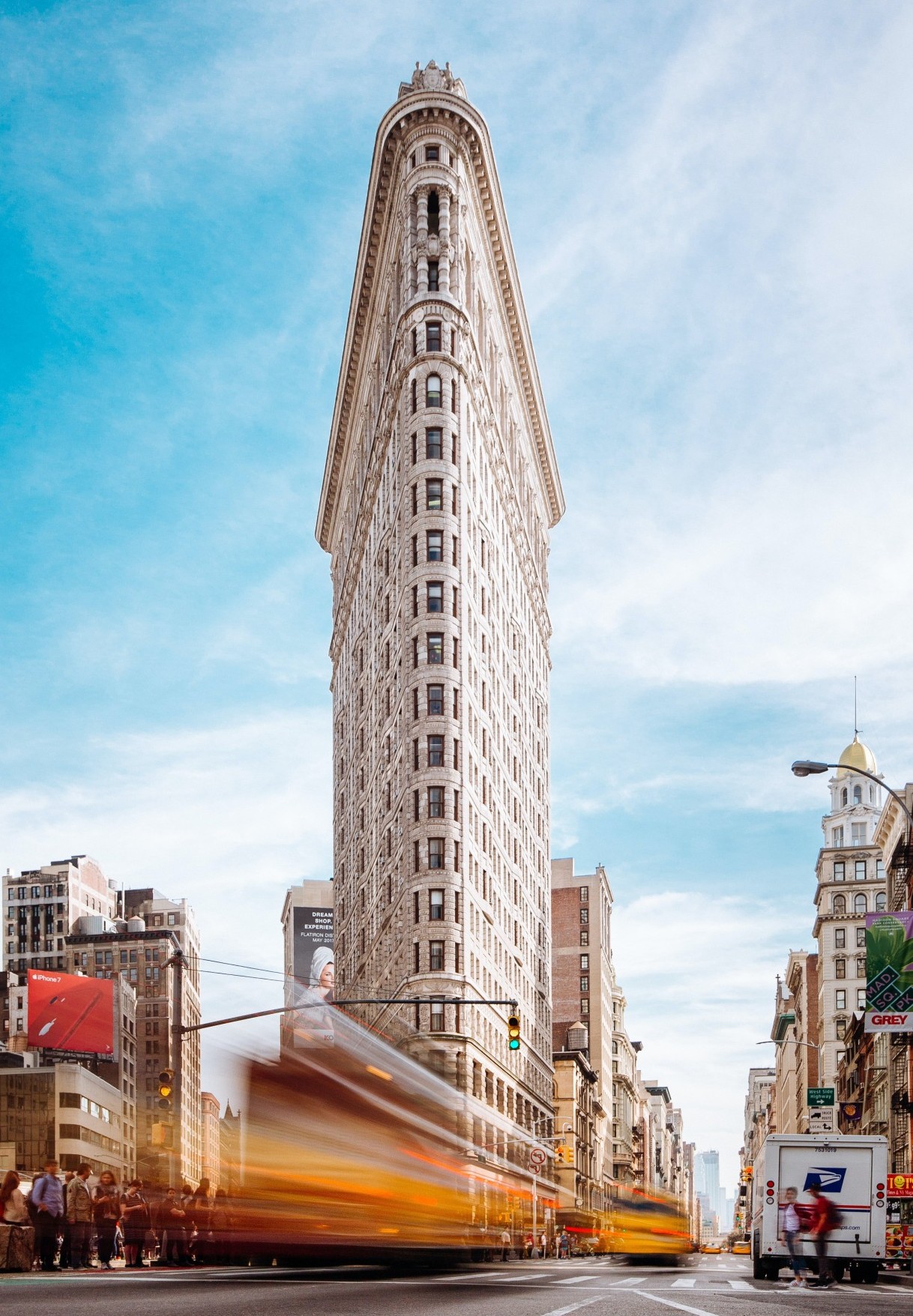 Flatiron Building, von der Strasse aus gesehen.