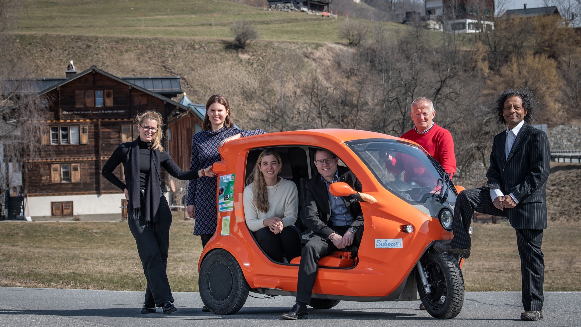 Die Projektgruppe mit einem der E-Tuktuks