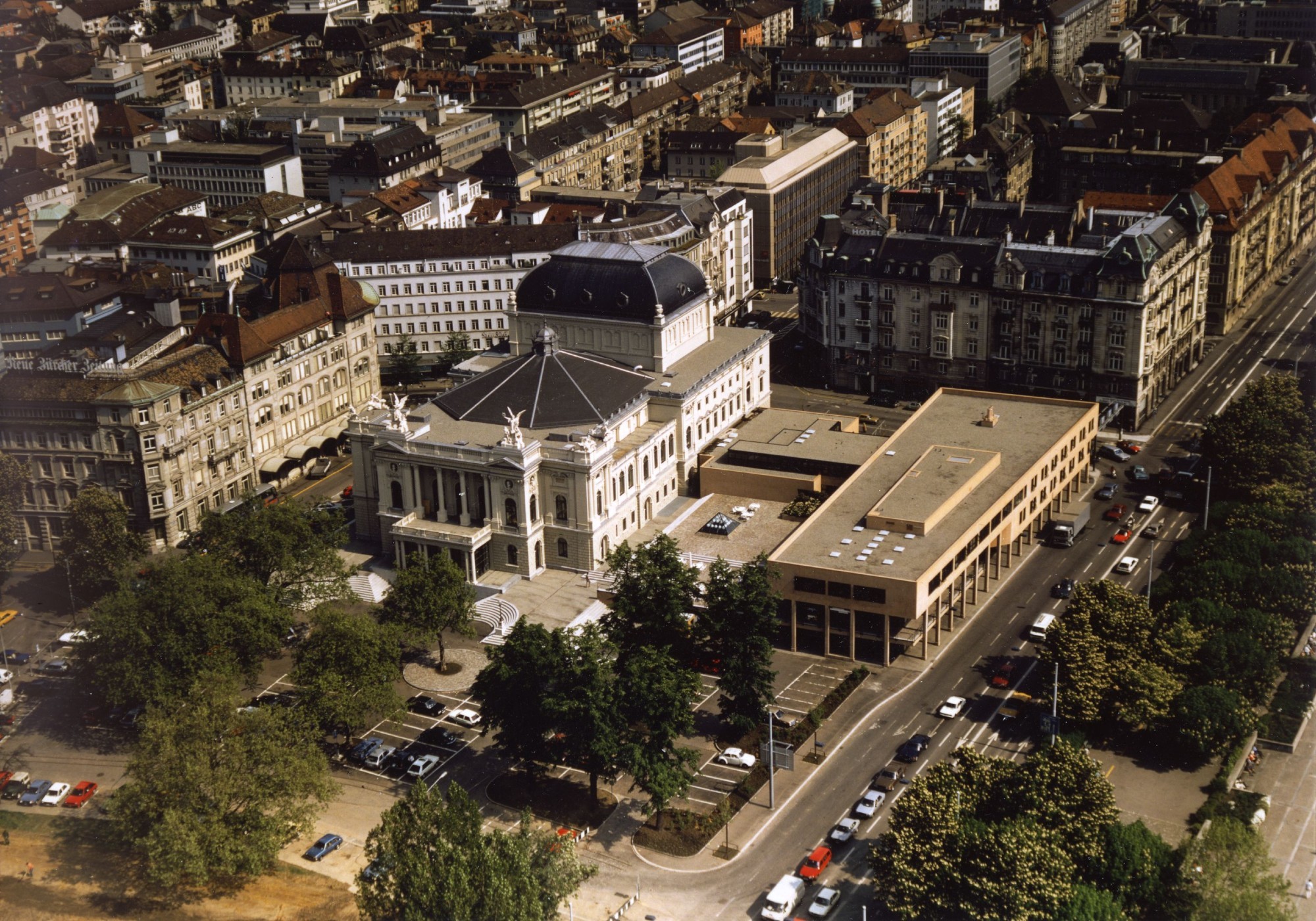 Opernhaus Zürich mit Fleischkäse-Erweiterungsbau