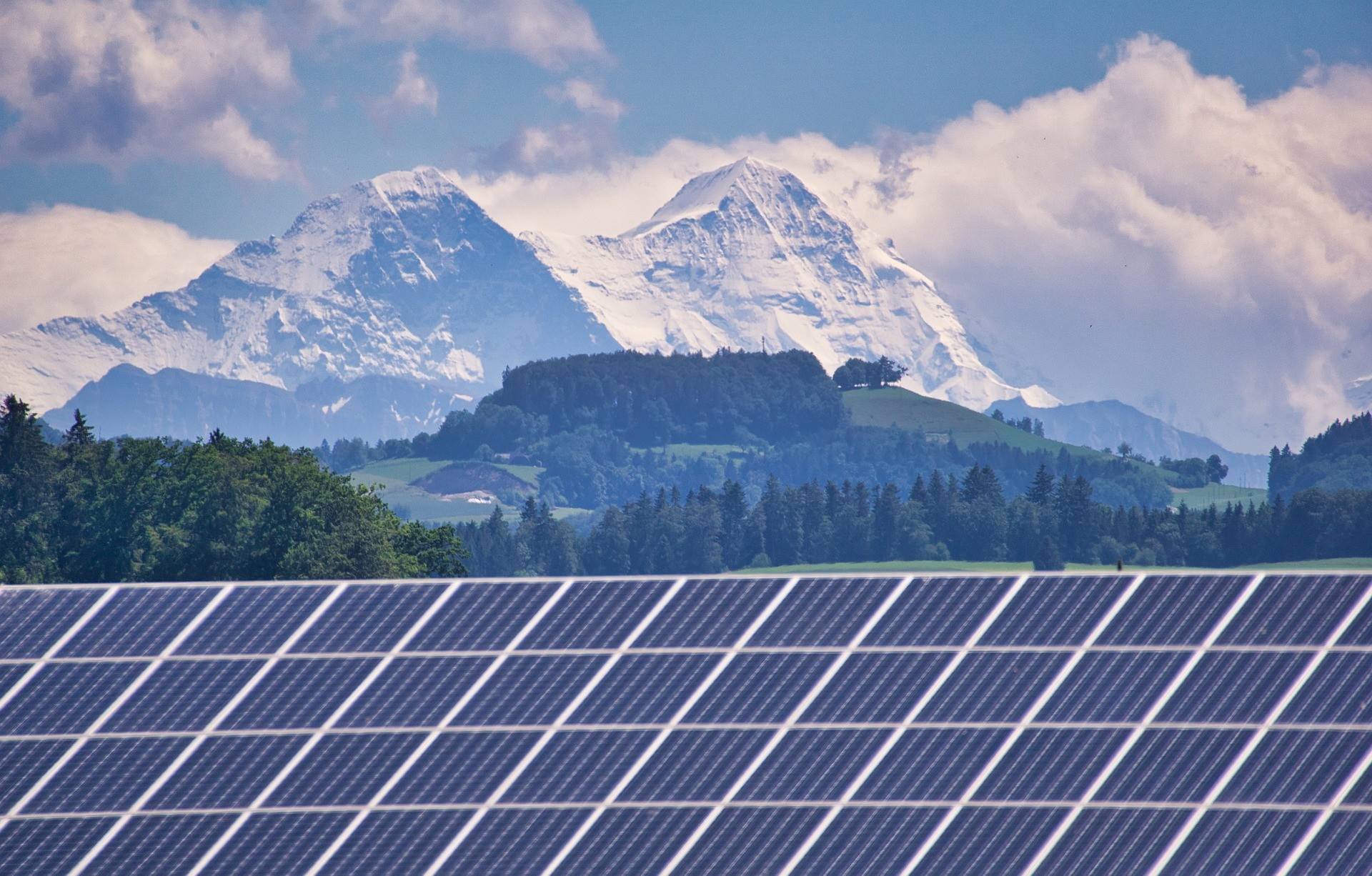 Solaranlage vor Bergkette