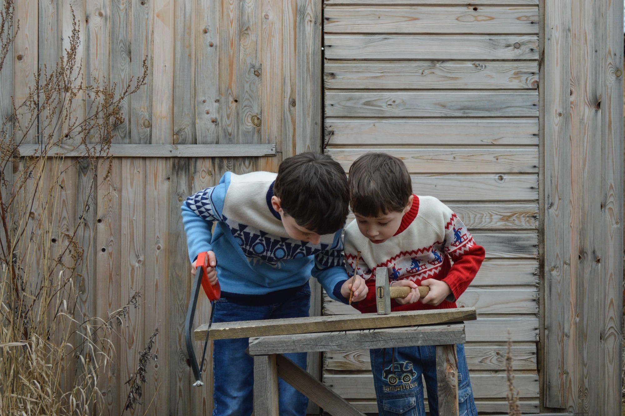 Kinder mit Hammer