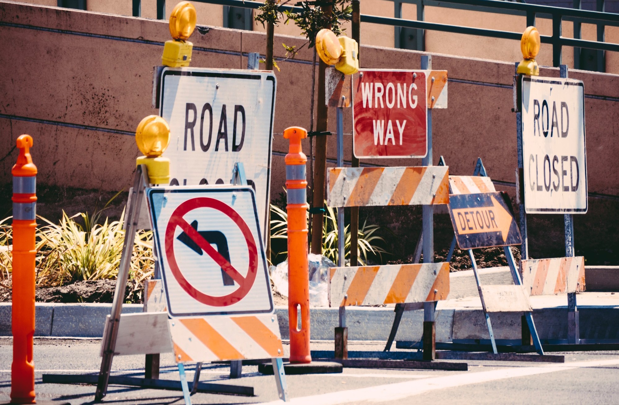 Schilder bei einer Strassenbaustelle in Los Angeles.