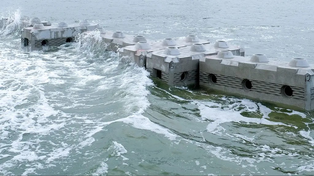 Betonblöcke im Meer