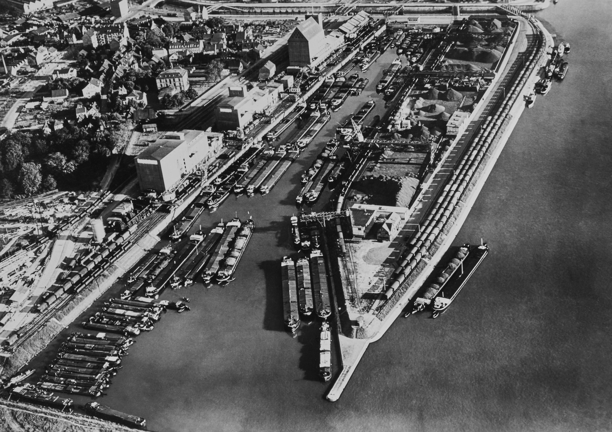 Rheinhafen Basel-Kleinhüningen, hafenbecken I mit Silogebäuden, Fotograf vermutlich Walter Mittelholzer, 1930er Jahre